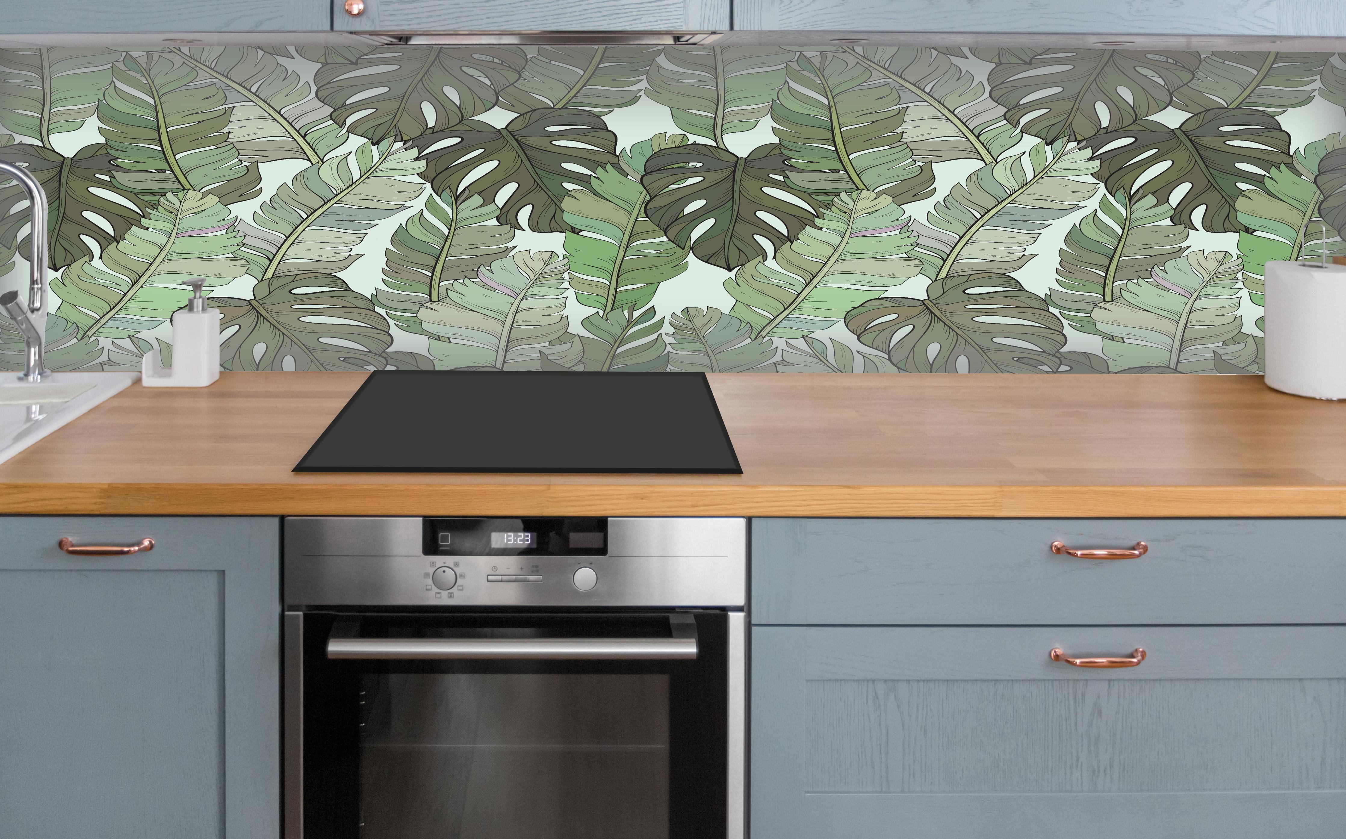 Küche - Monstera-Blätter – Tropische Eleganz über polierter Holzarbeitsplatte mit Cerankochfeld
