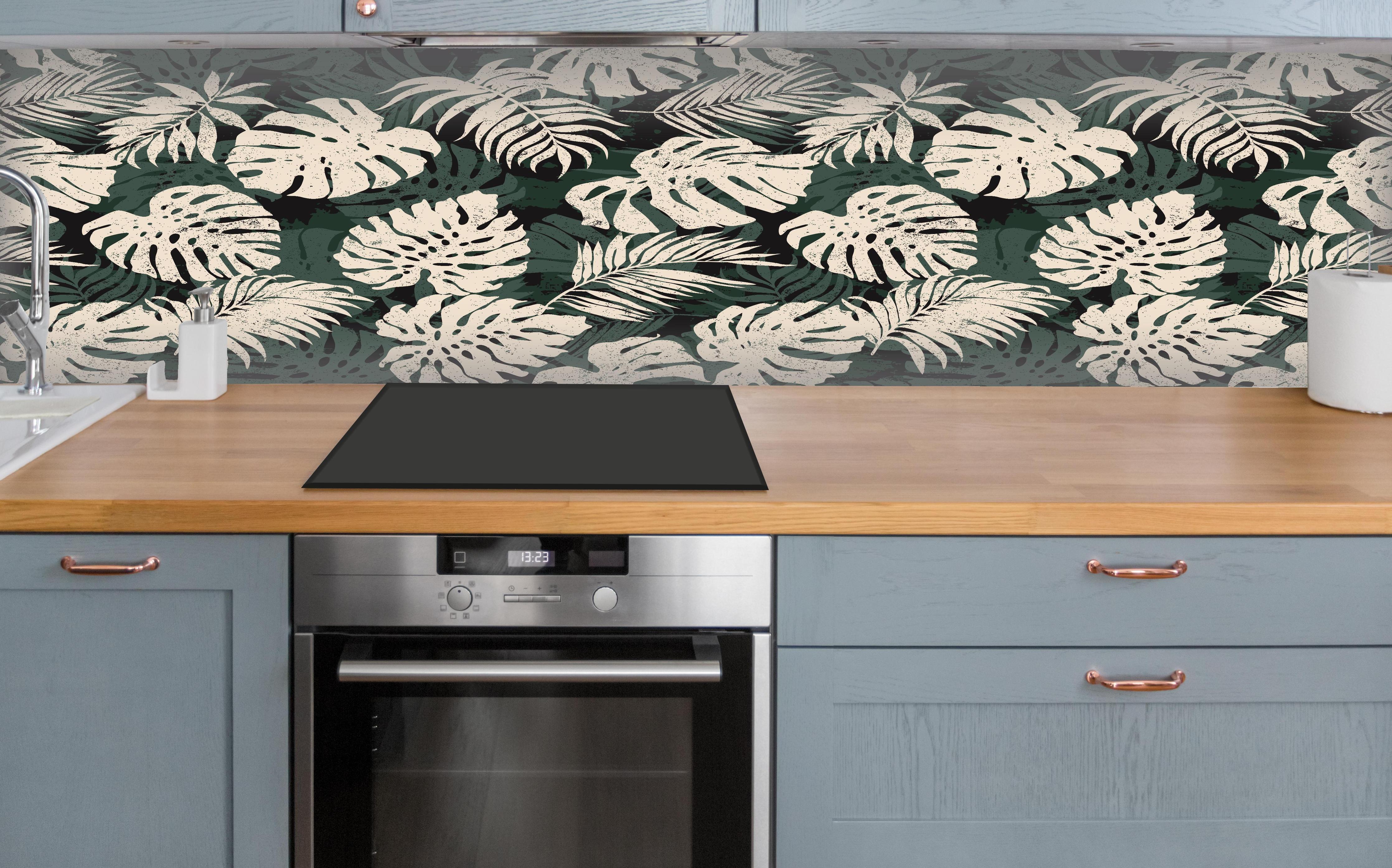 Küche - Monstera Blattmuster Grün-Beige über polierter Holzarbeitsplatte mit Cerankochfeld