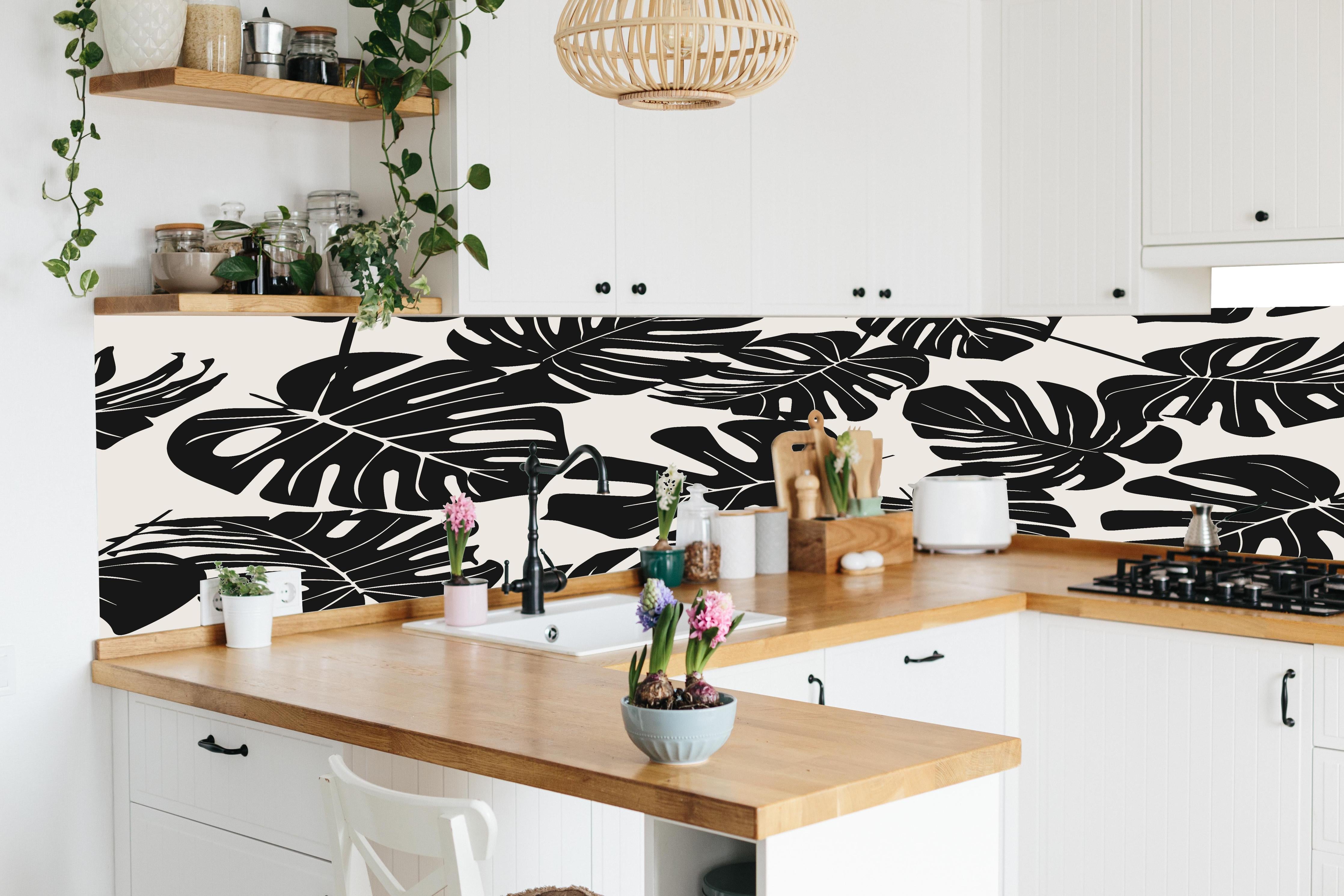 Küche - Monstera Schwarz-Beige Muster in lebendiger Küche mit bunten Blumen