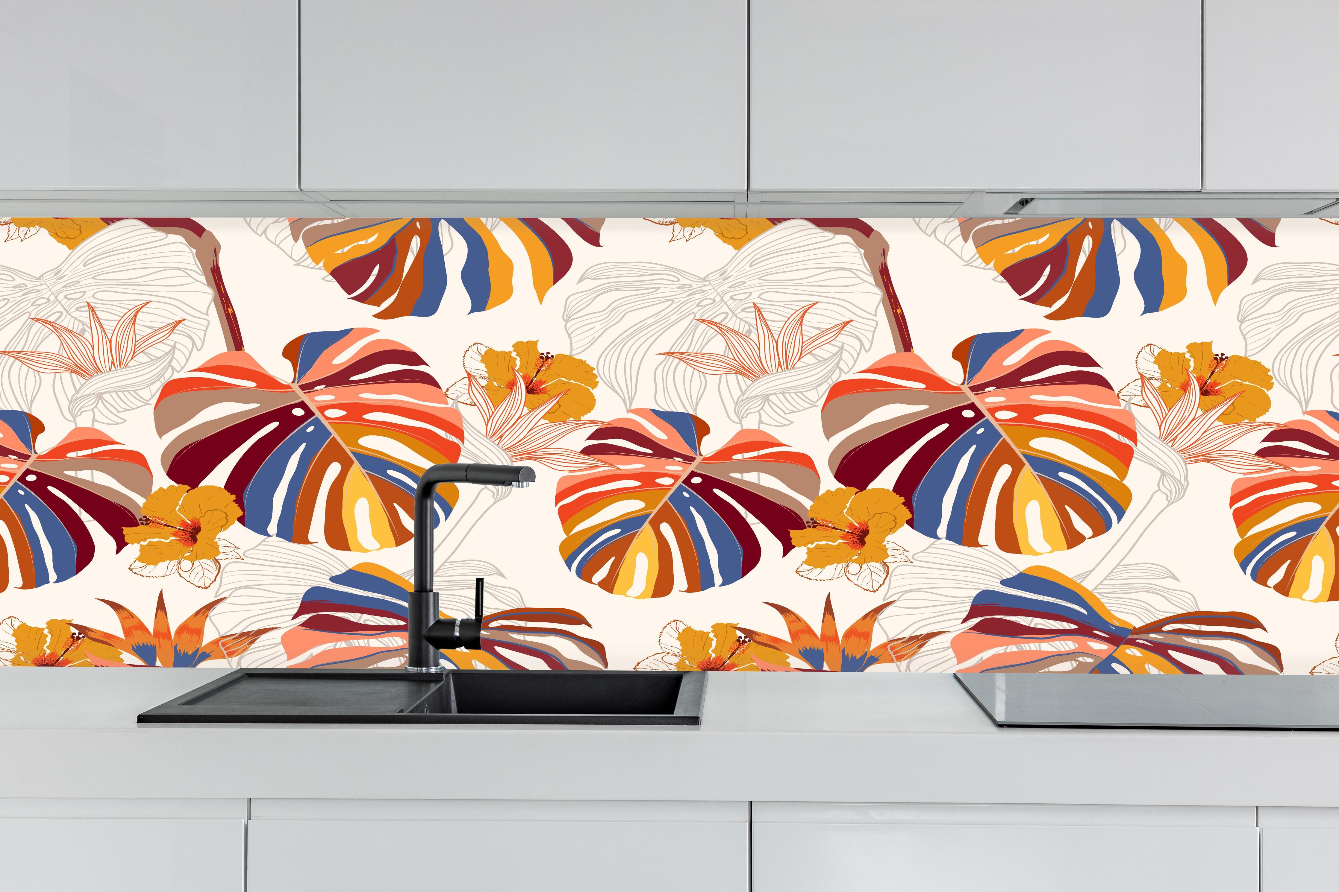 Küche - Monstera Sunkiss Tropic hinter weißen Hochglanz-Küchenregalen und schwarzem Wasserhahn