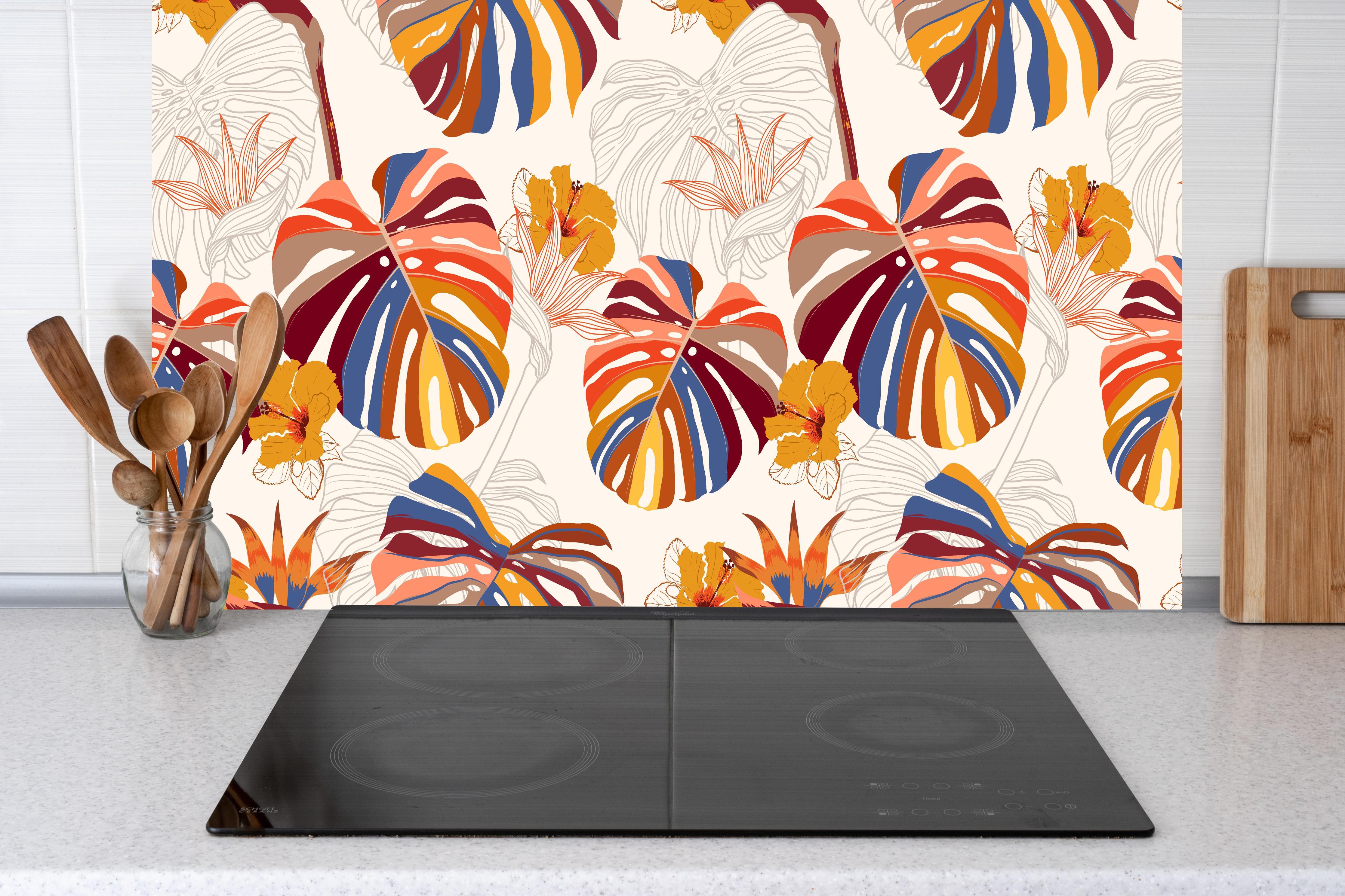 Küche - Monstera Sunkiss Tropic hinter Cerankochfeld und Holz-Kochutensilien