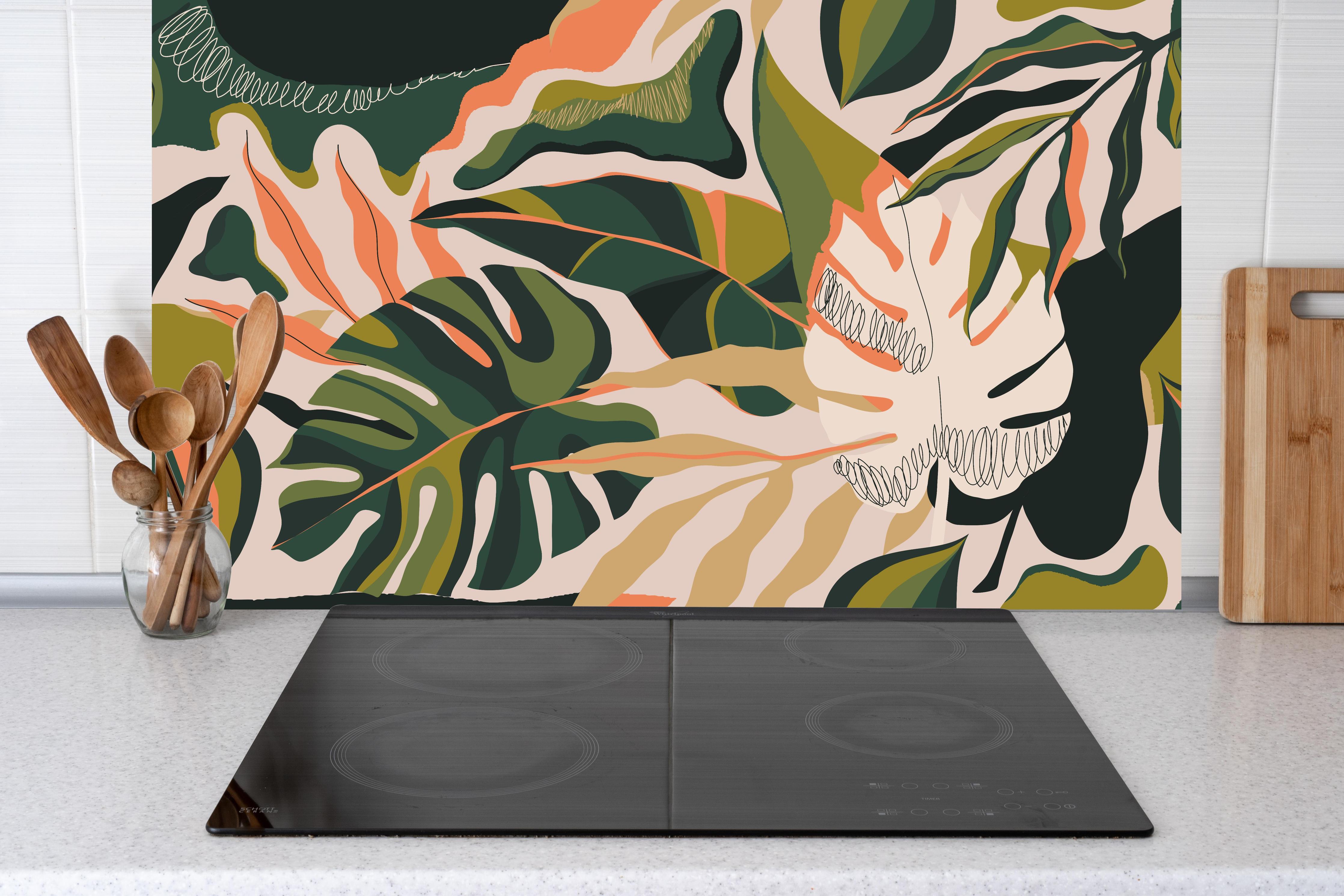 Küche - Monstera Tropic Blattmuster hinter Cerankochfeld und Holz-Kochutensilien
