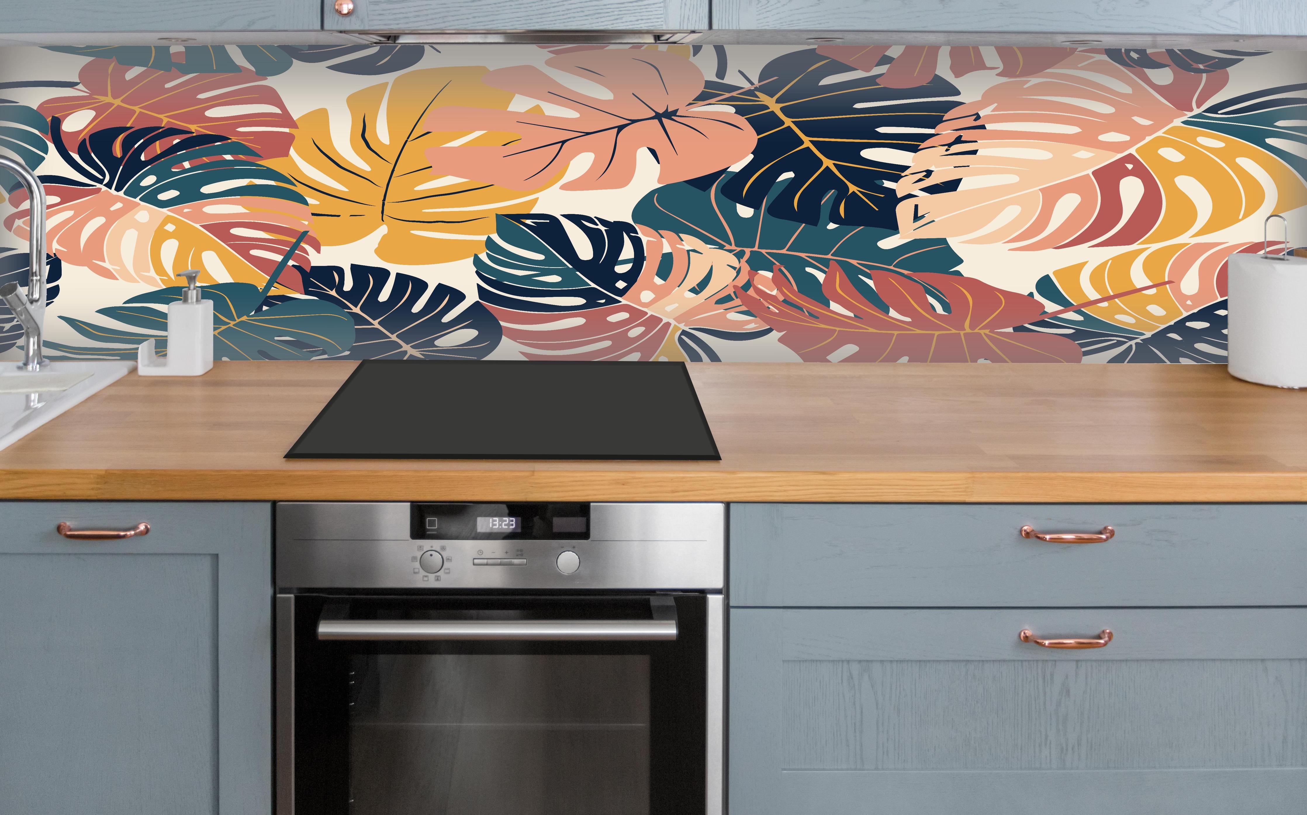 Küche - Monstera Tropic Koralle Türkis über polierter Holzarbeitsplatte mit Cerankochfeld