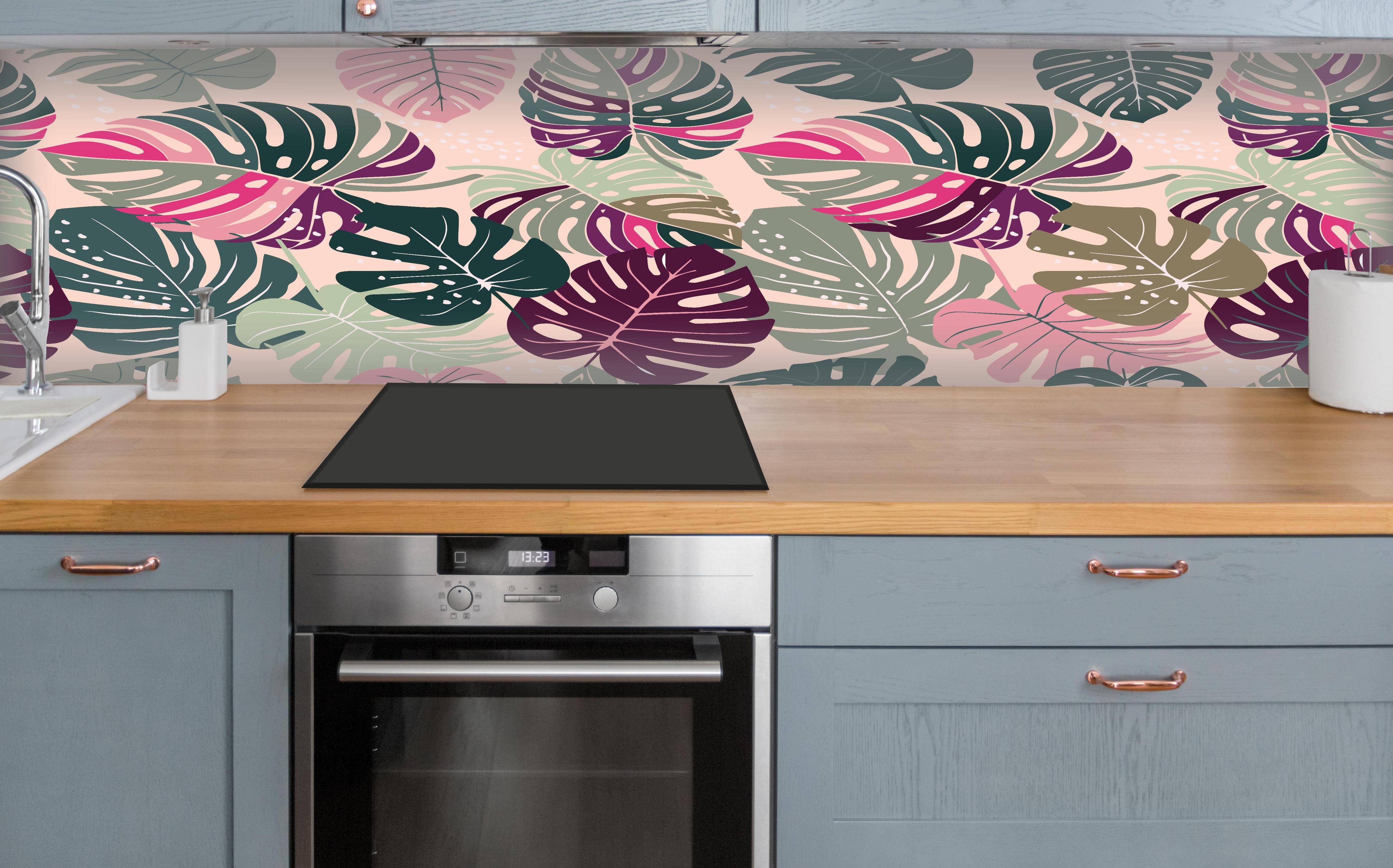 Küche - Monstera Tropic Rosa-Grün über polierter Holzarbeitsplatte mit Cerankochfeld