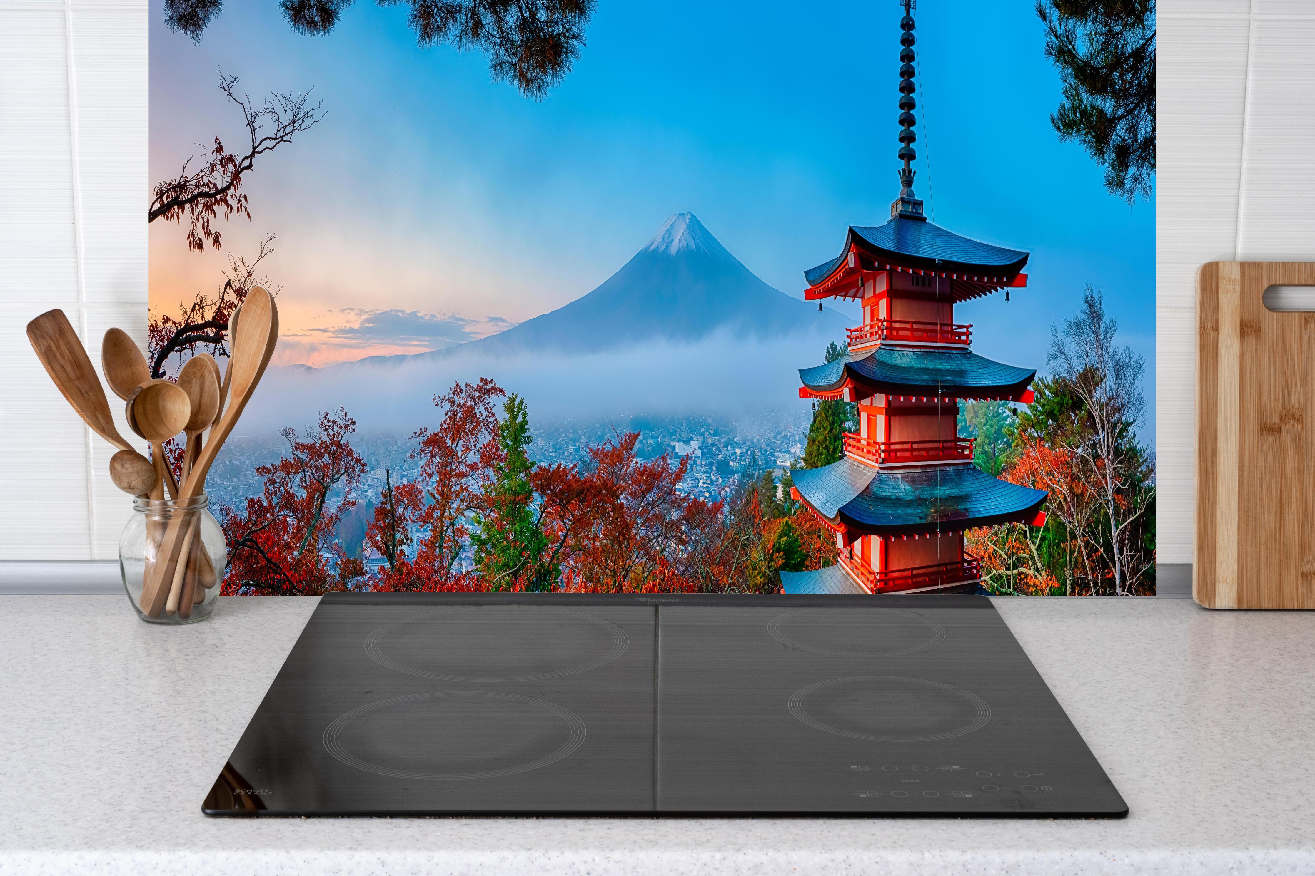 Küche - Mount Fuji mit Pagode im Herbst hinter Cerankochfeld und Holz-Kochutensilien