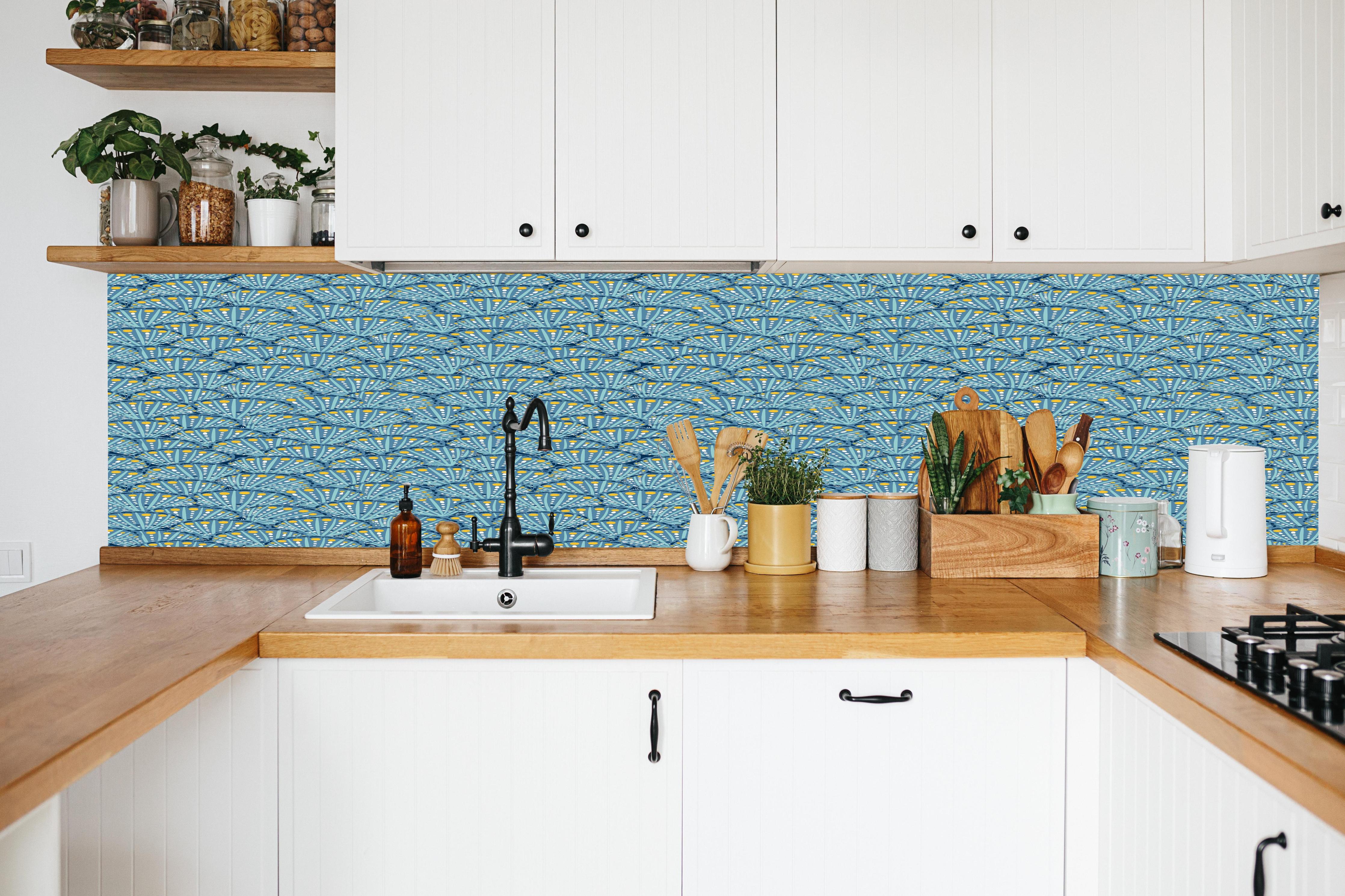 Küche - Muschel-Muster Blau-Gelb in weißer Küche hinter Gewürzen und Kochlöffeln aus Holz