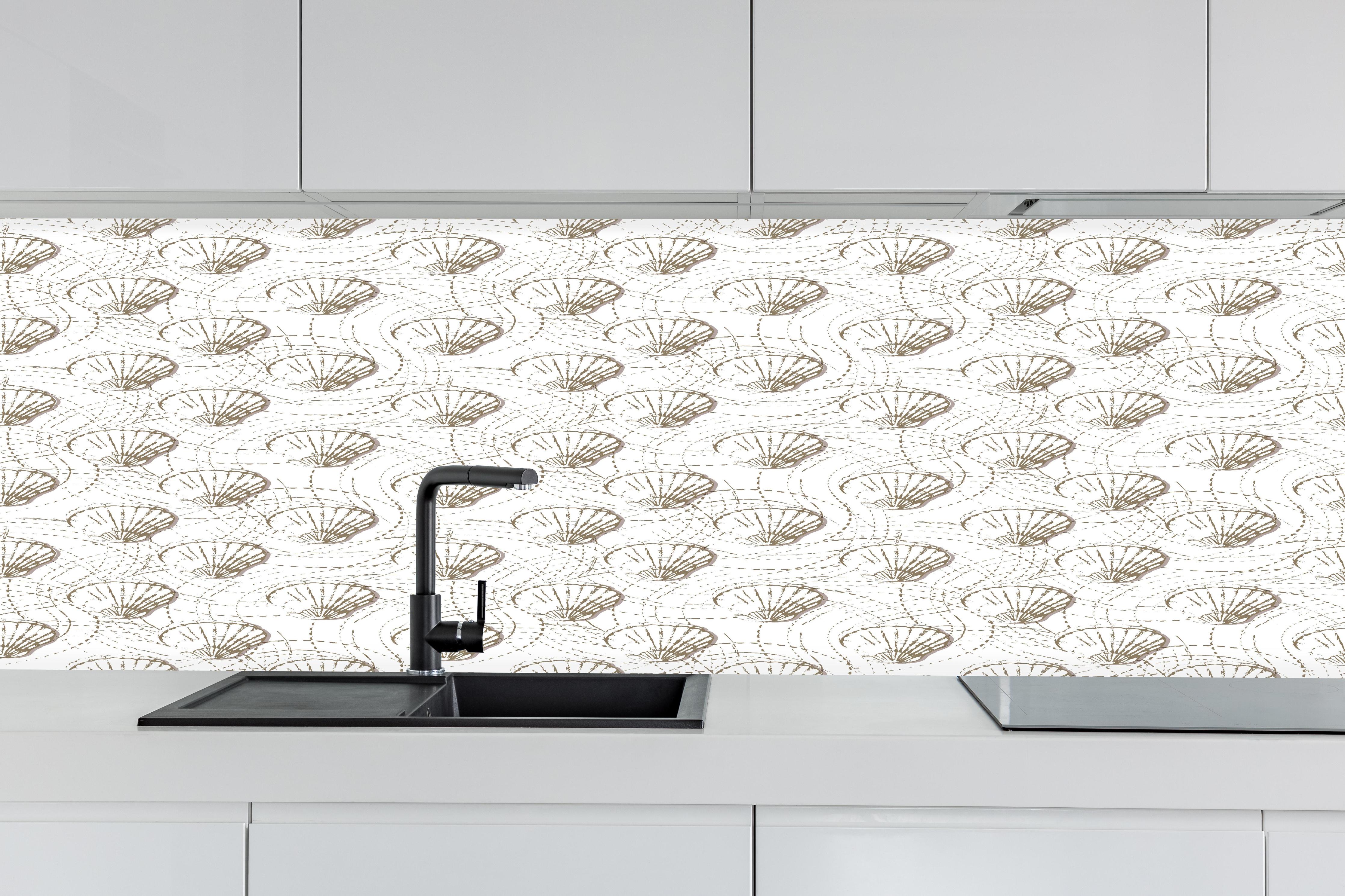 Küche - Muschel-Muster Weiß-Beige hinter weißen Hochglanz-Küchenregalen und schwarzem Wasserhahn