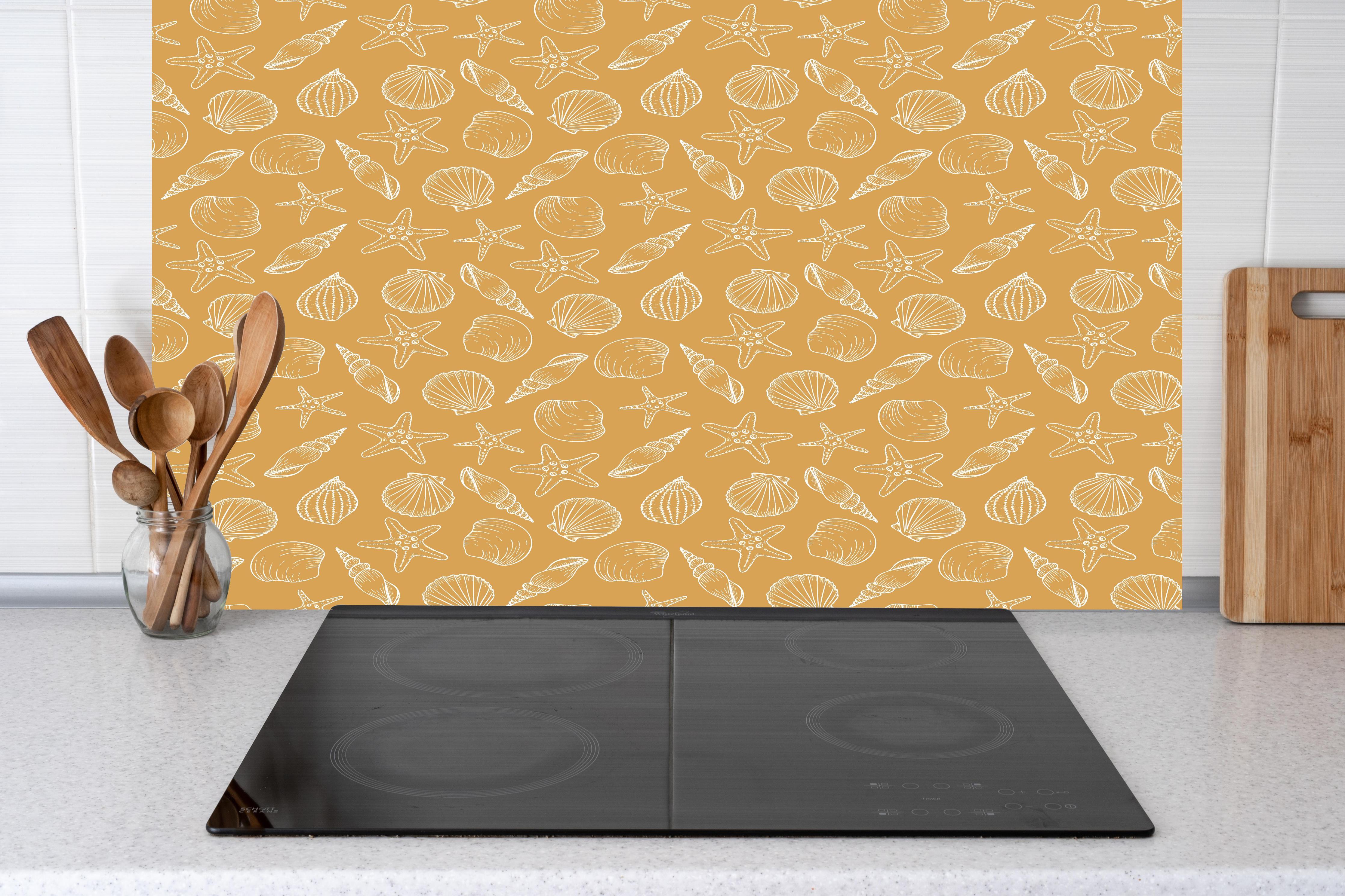 Küche - Muschelmuster Amber-Beige hinter Cerankochfeld und Holz-Kochutensilien