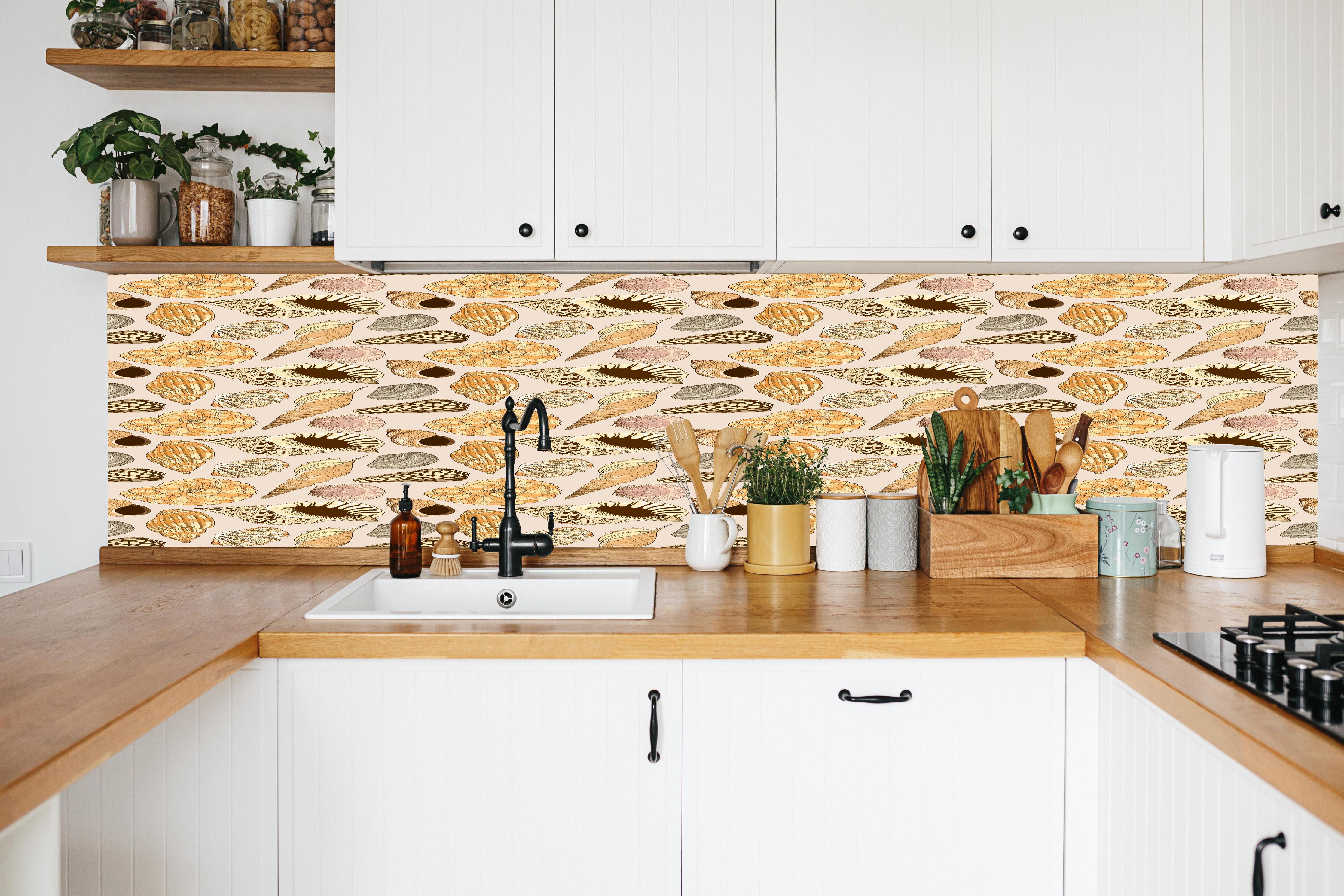 Küche - Muschelmuster Beige-Orange in weißer Küche hinter Gewürzen und Kochlöffeln aus Holz