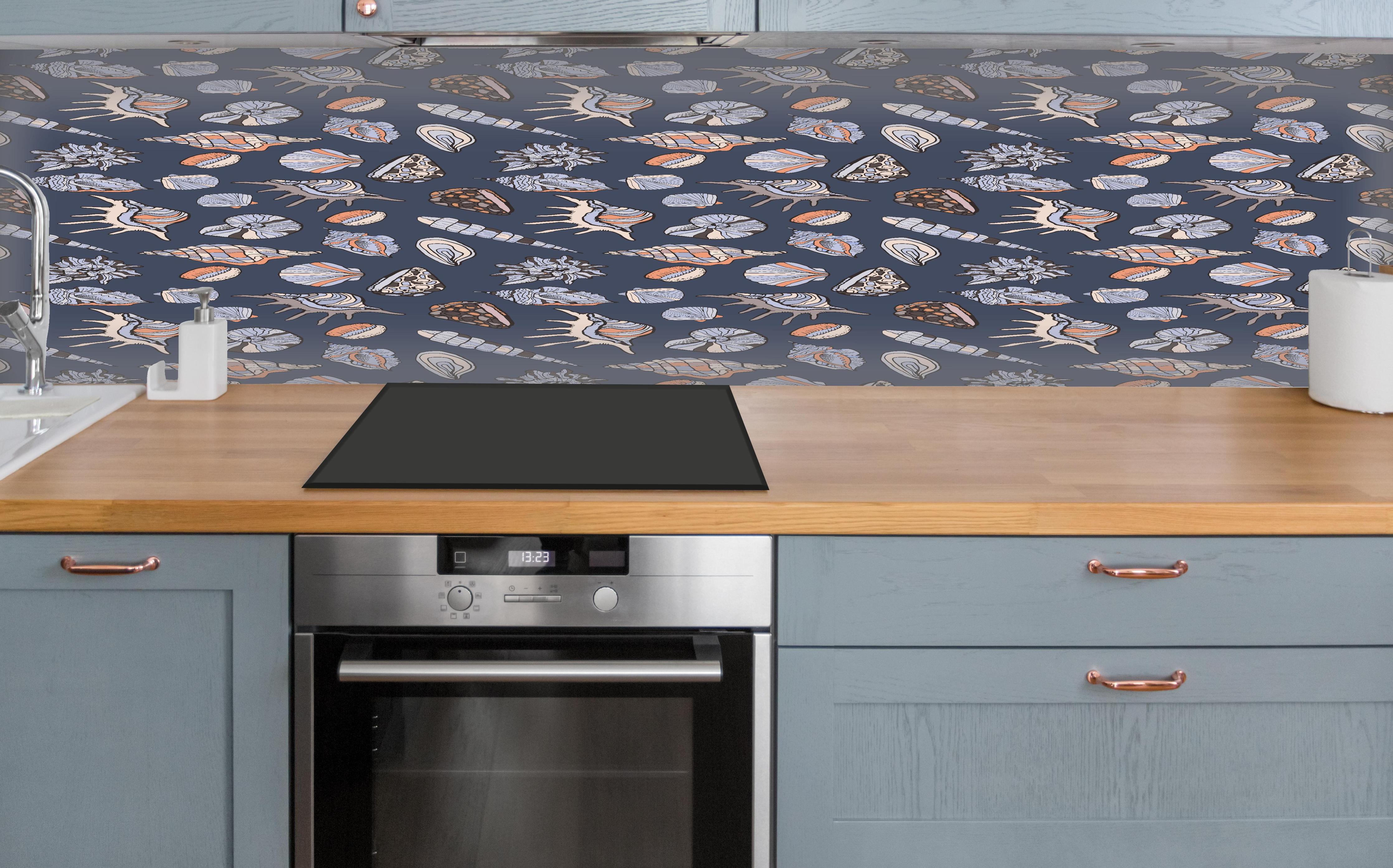 Küche - Muschelmuster Navy Beige Orange über polierter Holzarbeitsplatte mit Cerankochfeld