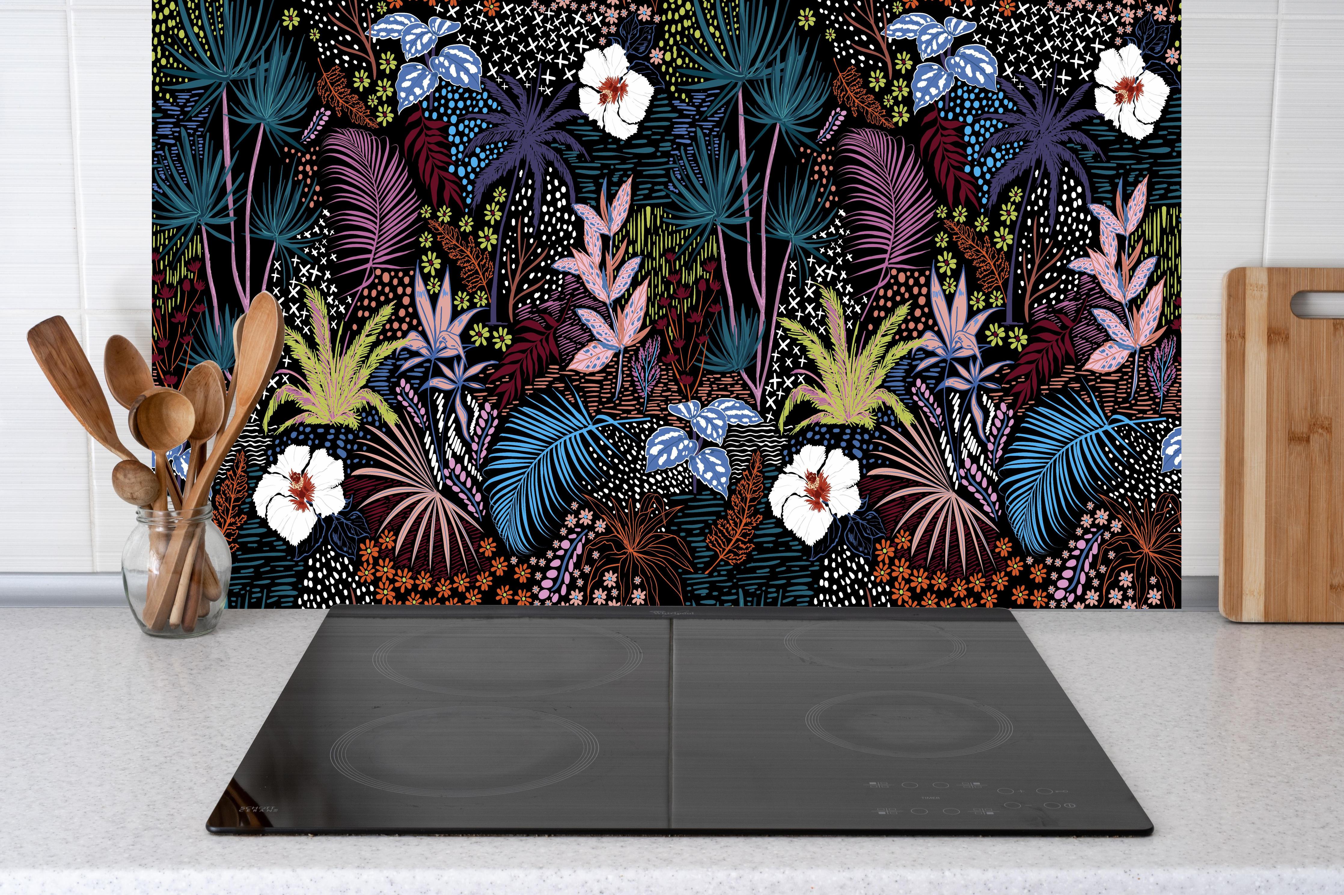 Küche - Mystic Tropic Pflanzenmuster hinter Cerankochfeld und Holz-Kochutensilien