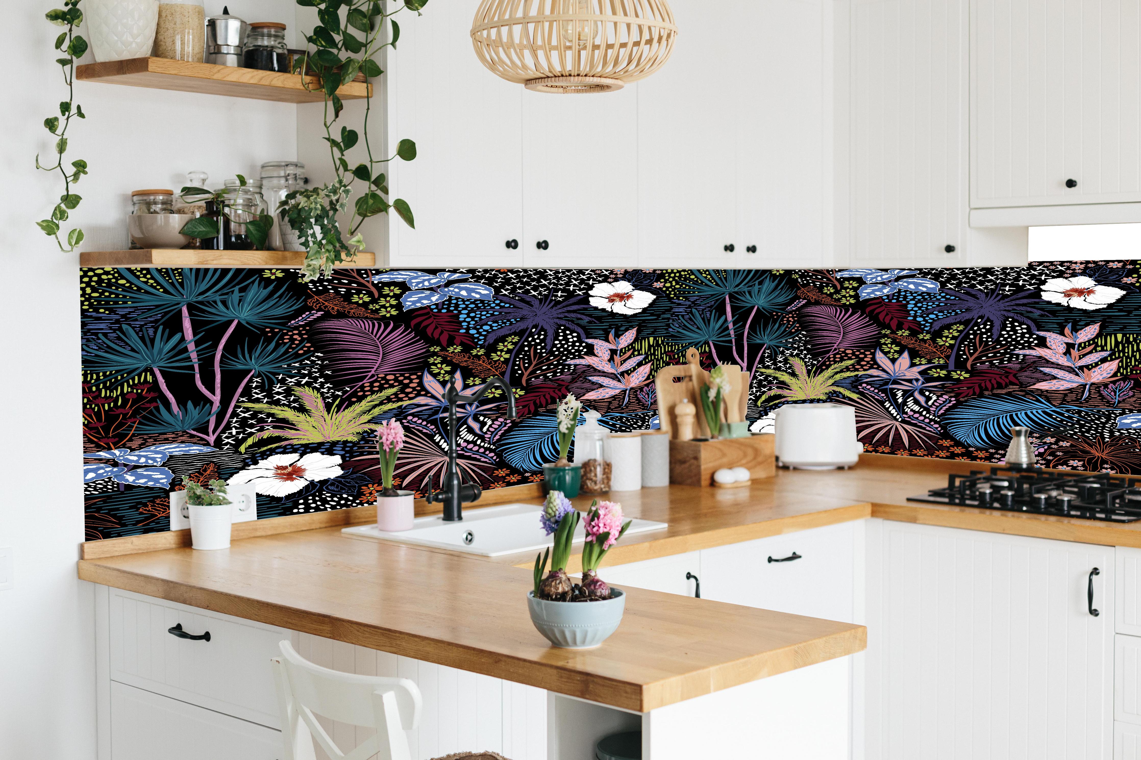Küche - Mystic Tropic Pflanzenmuster in lebendiger Küche mit bunten Blumen