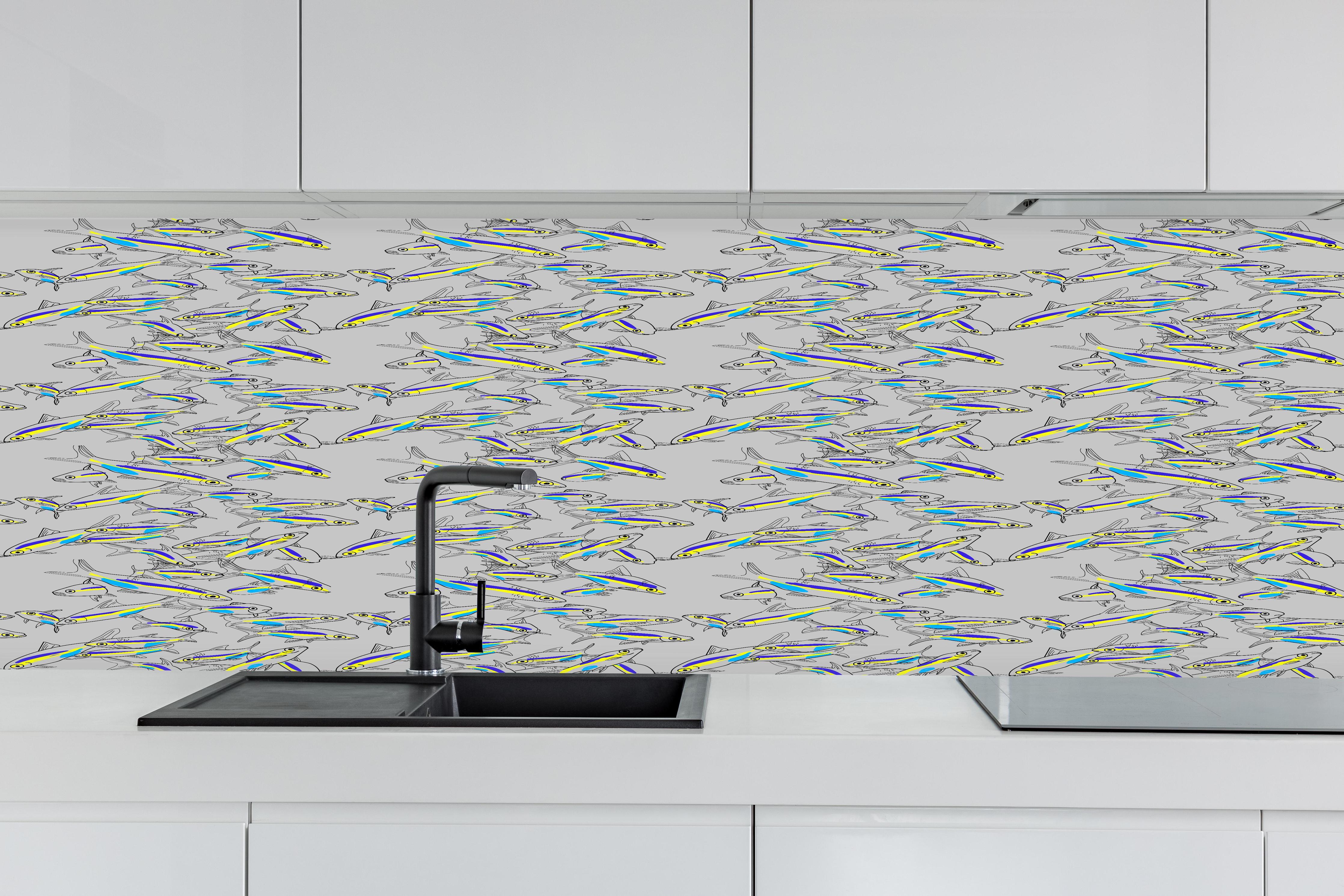 Küche - Neon-Fischmuster Türkis Gelb hinter weißen Hochglanz-Küchenregalen und schwarzem Wasserhahn
