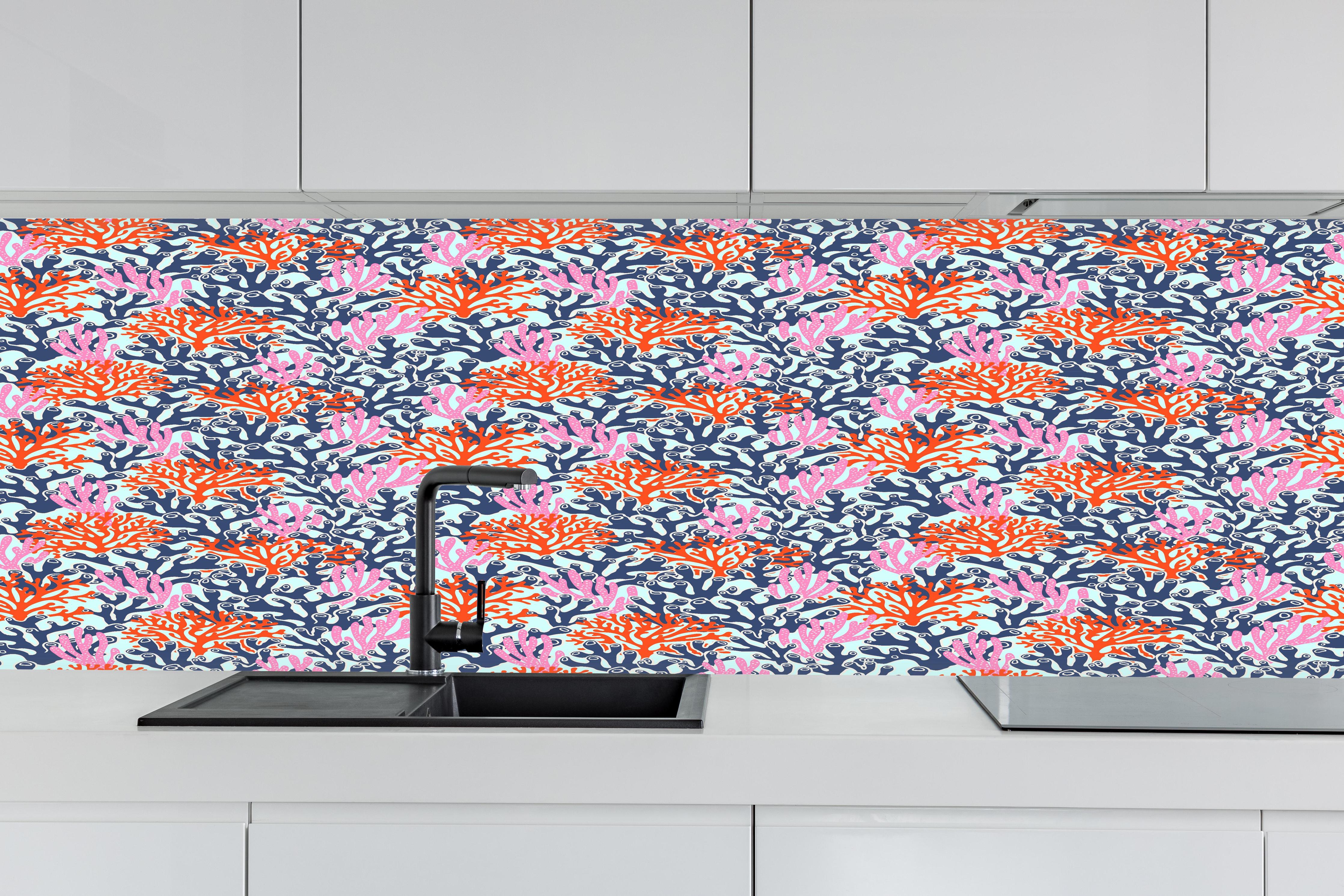 Küche - Neon-Korallen Blau Orange Pink hinter weißen Hochglanz-Küchenregalen und schwarzem Wasserhahn