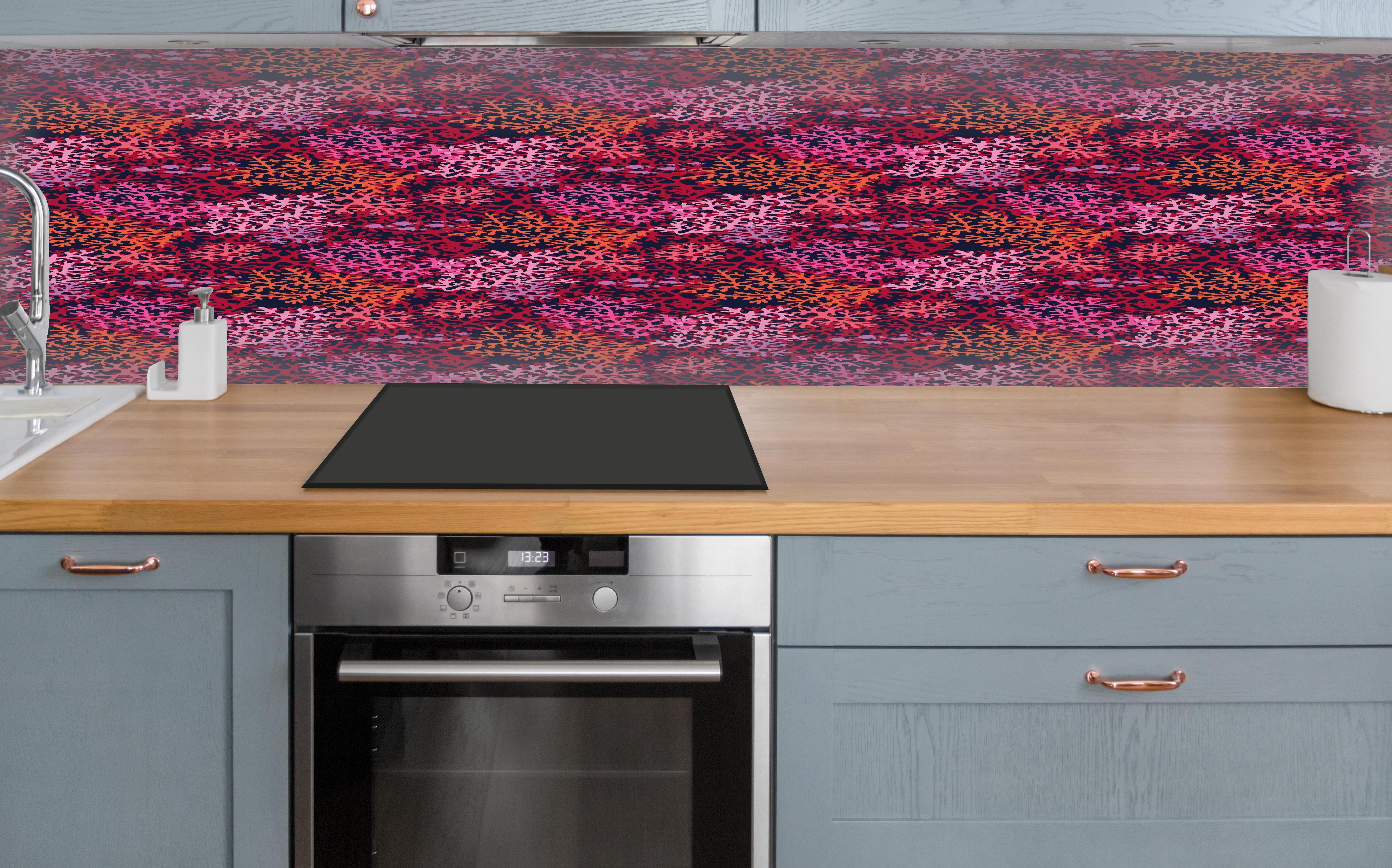 Küche - Neon-Korallen Pink Muster über polierter Holzarbeitsplatte mit Cerankochfeld