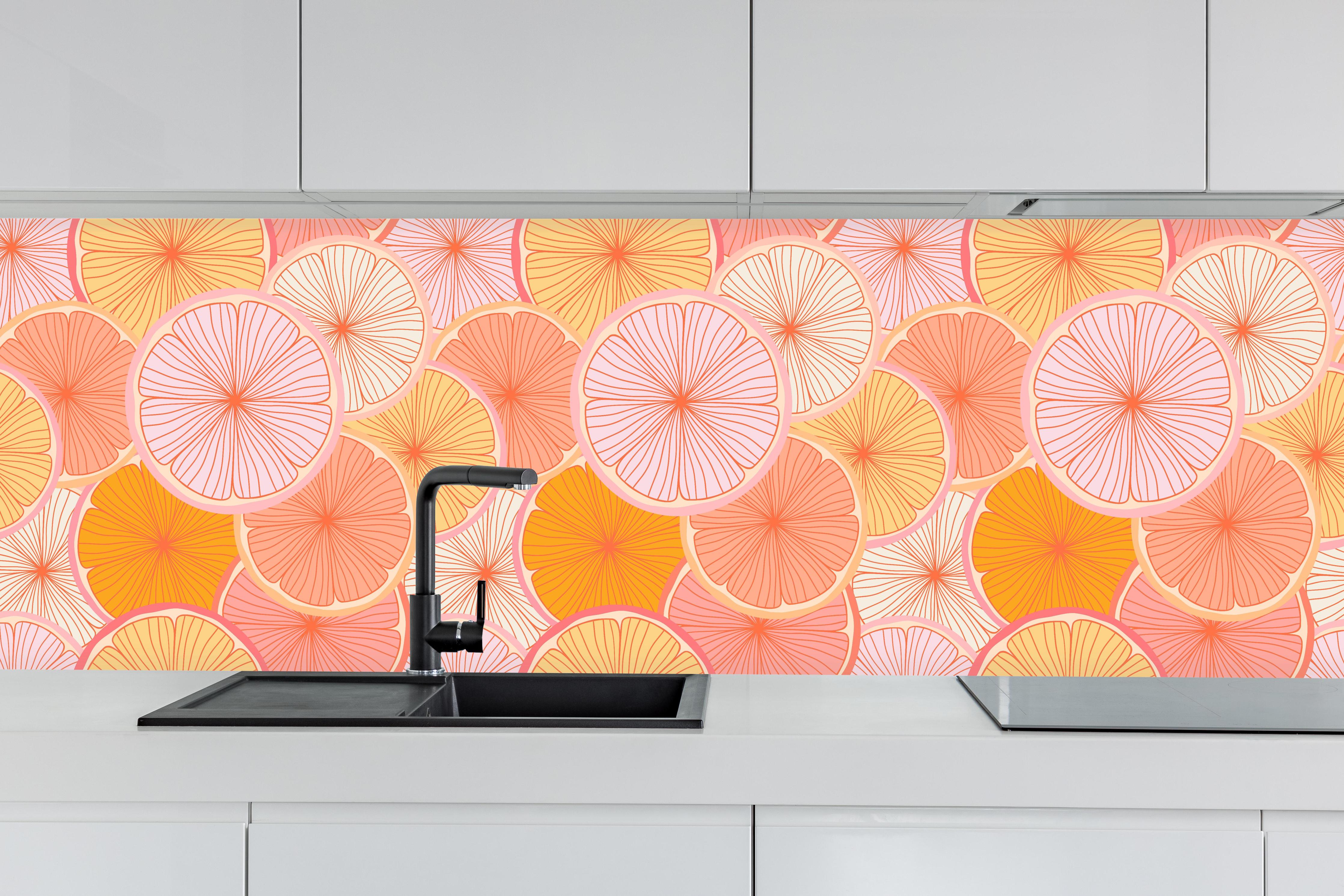 Küche - Neon-Orange Zitrus-Muster hinter weißen Hochglanz-Küchenregalen und schwarzem Wasserhahn