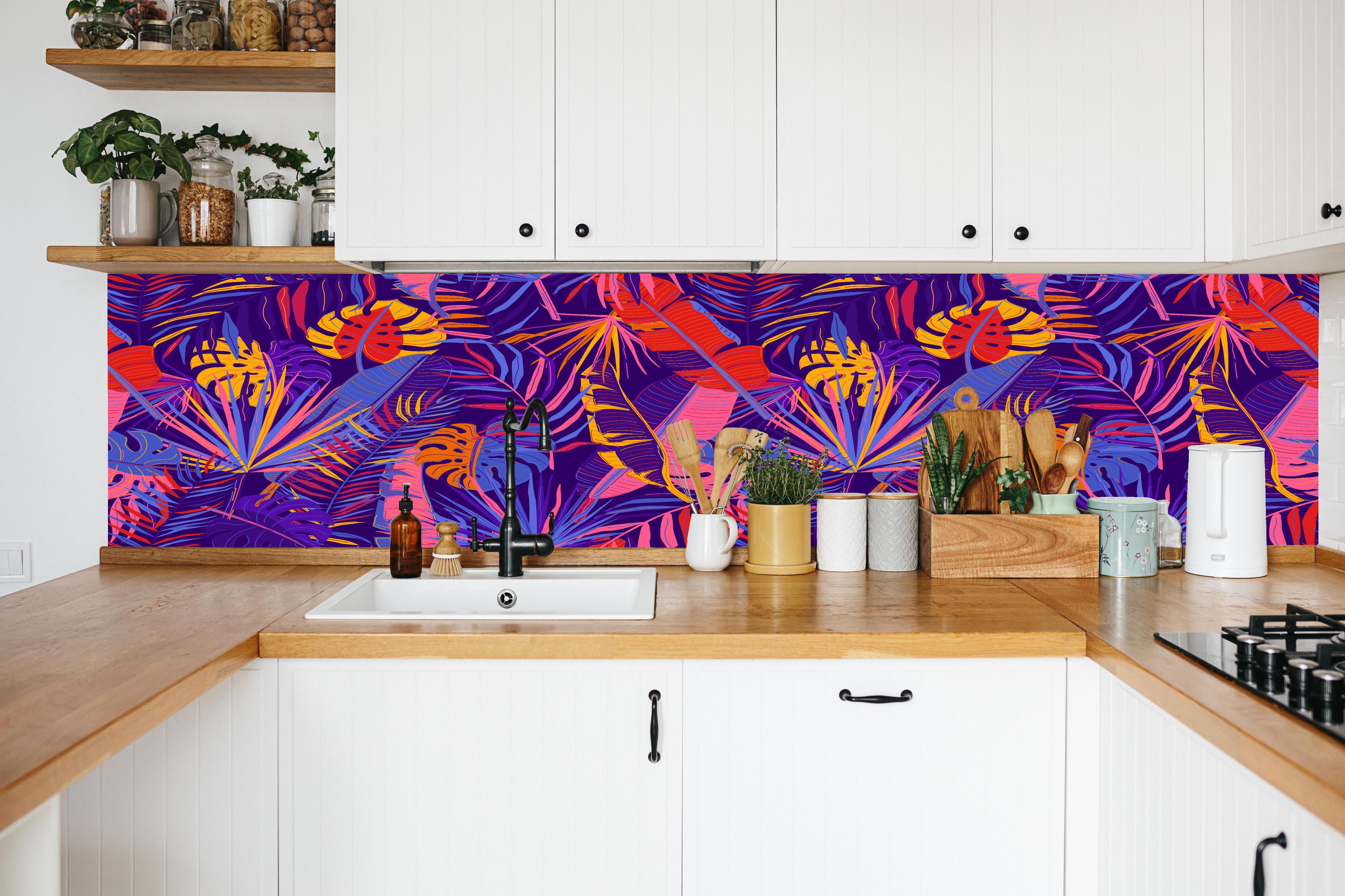 Küche - Neon Tropenblätter Muster in weißer Küche hinter Gewürzen und Kochlöffeln aus Holz