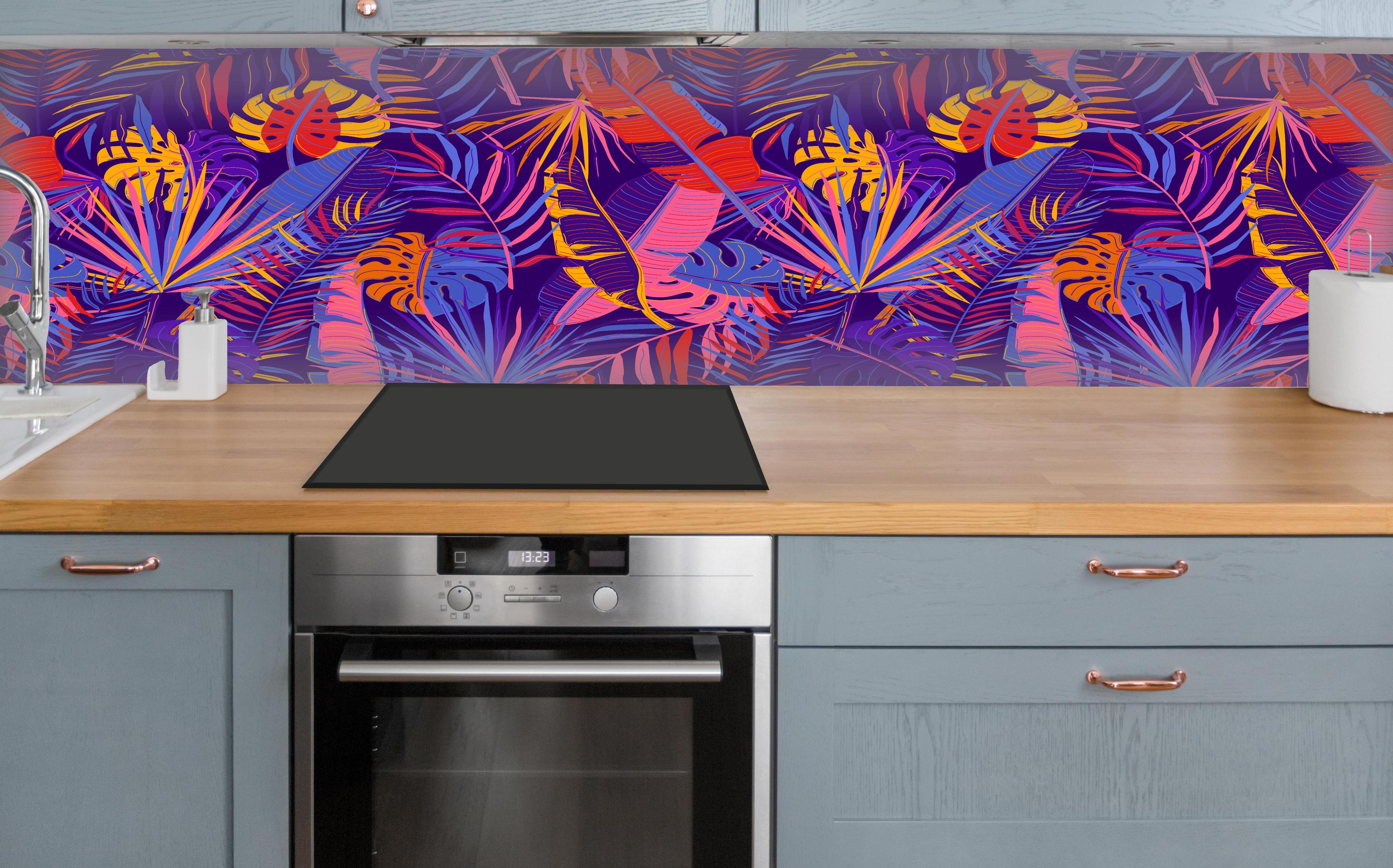 Küche - Neon Tropenblätter Muster über polierter Holzarbeitsplatte mit Cerankochfeld