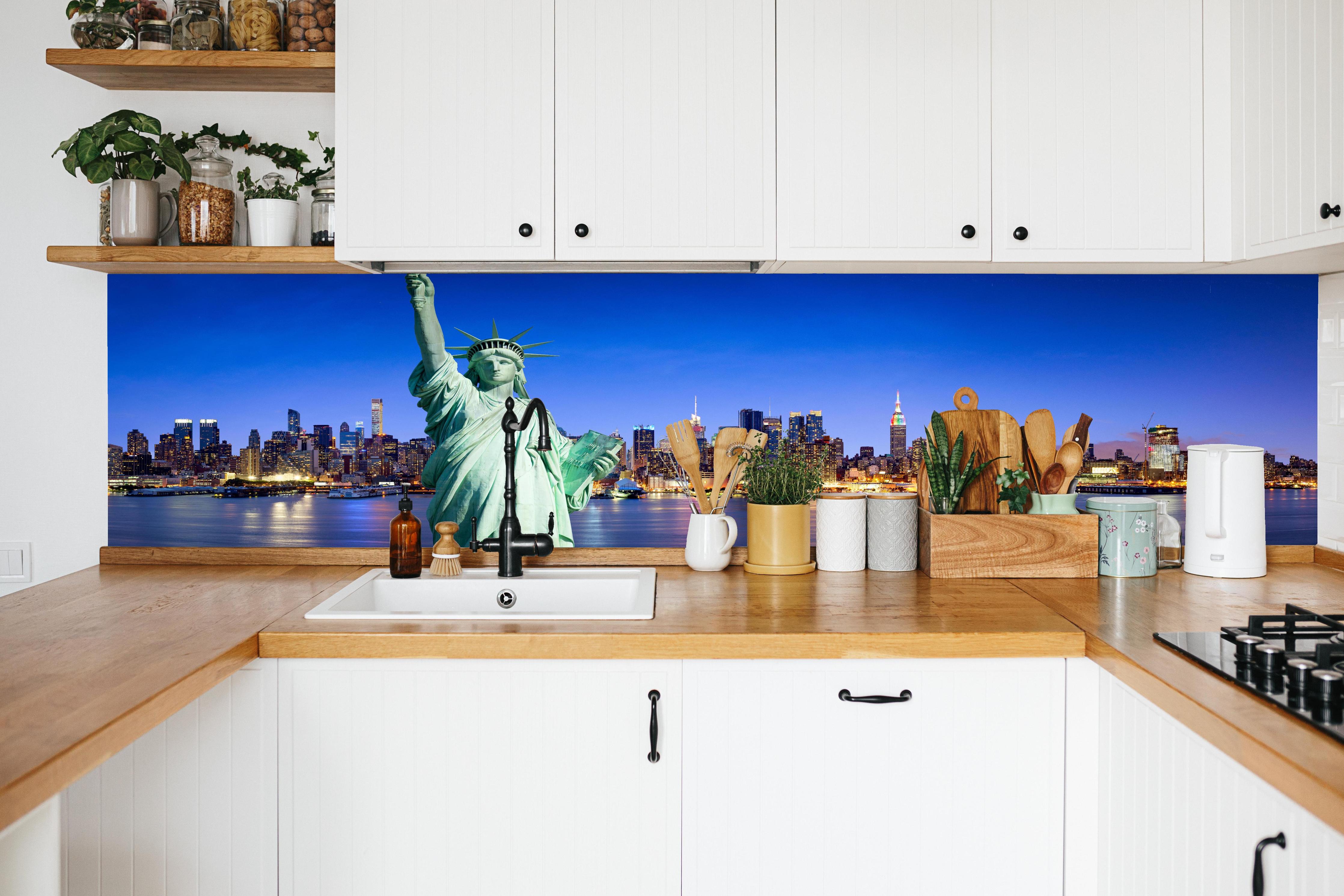 Küche - New York Skyline Blau-Türkis in weißer Küche hinter Gewürzen und Kochlöffeln aus Holz