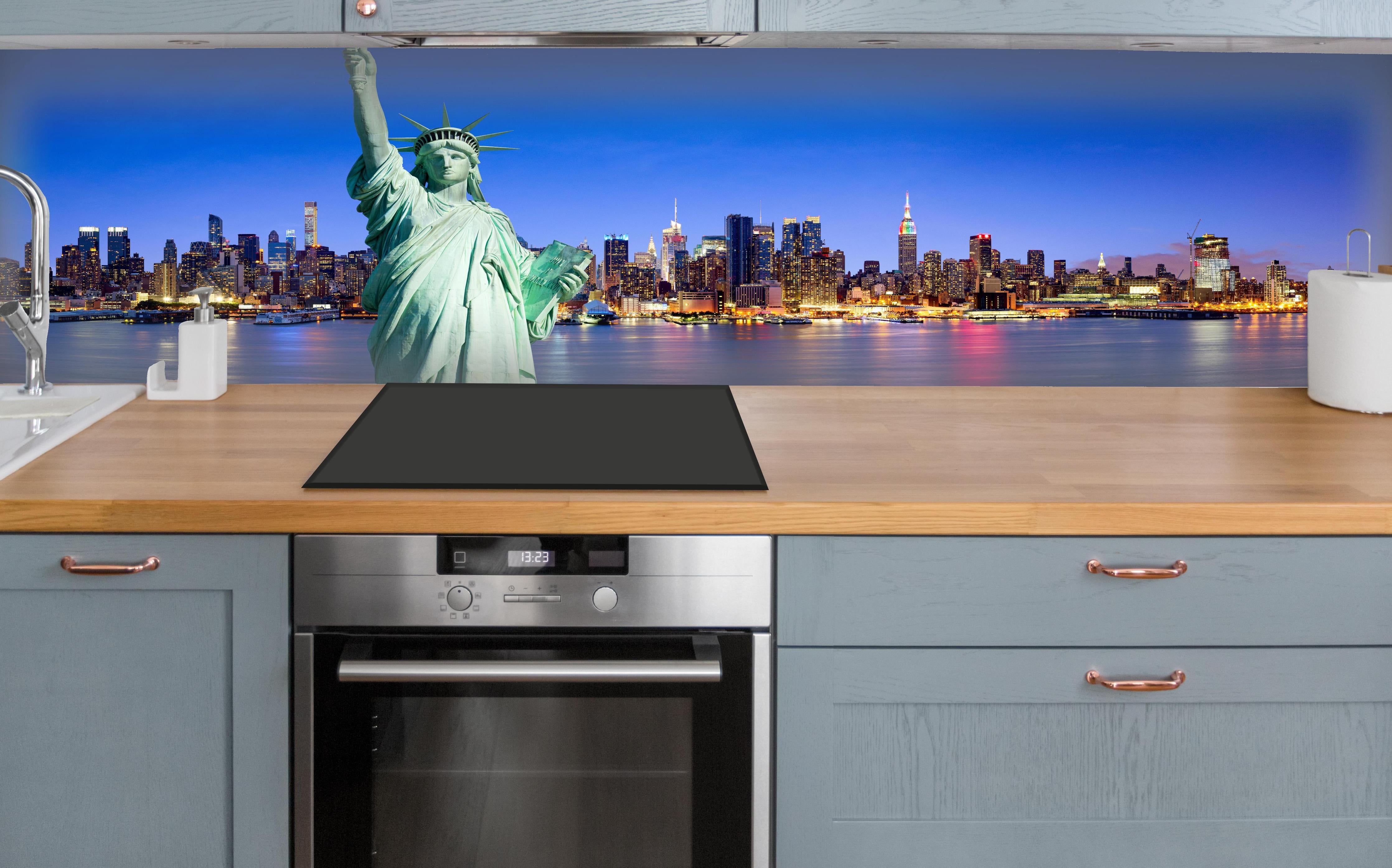 Küche - New York Skyline Blau-Türkis über polierter Holzarbeitsplatte mit Cerankochfeld