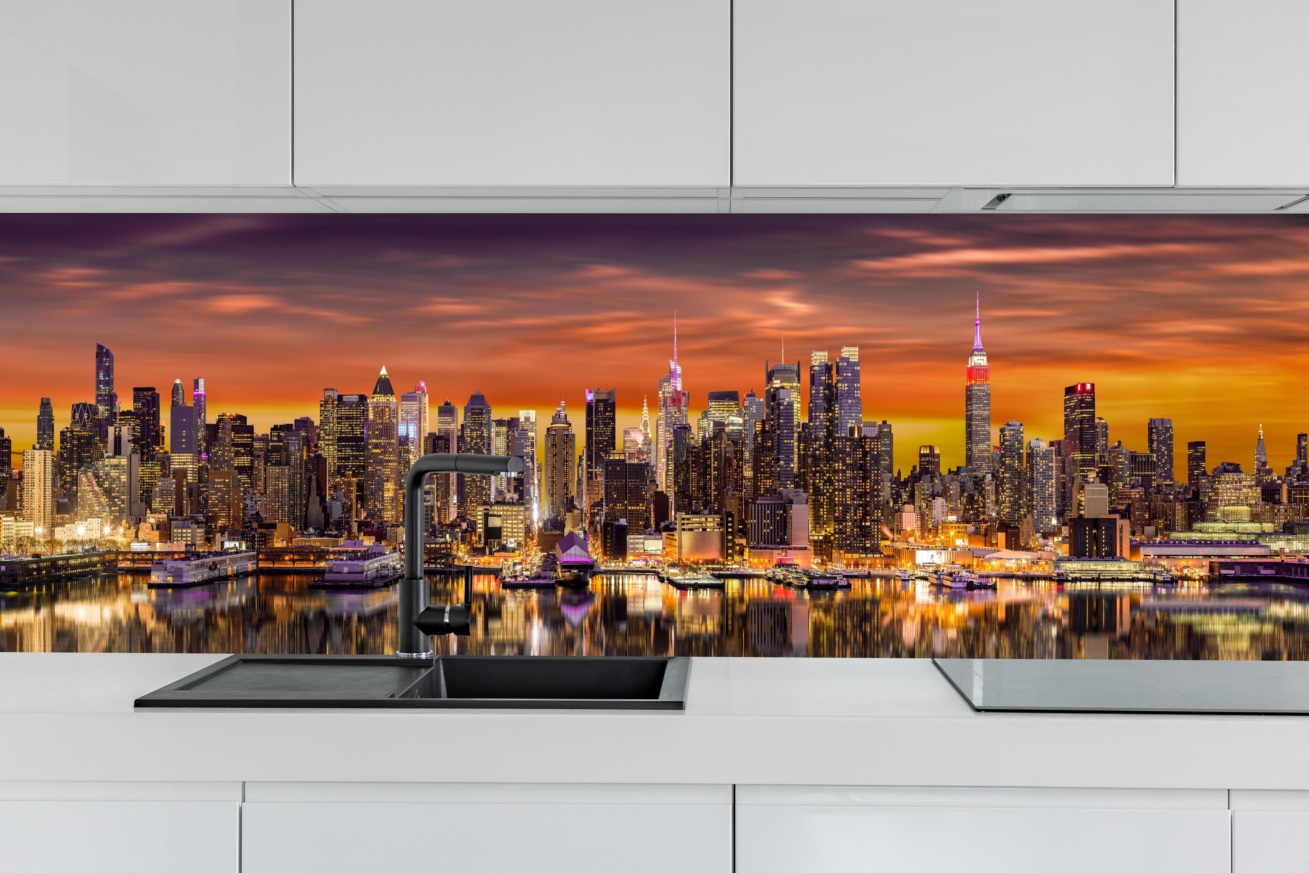 Küche - New York Skyline Sonnenuntergang hinter weißen Hochglanz-Küchenregalen und schwarzem Wasserhahn