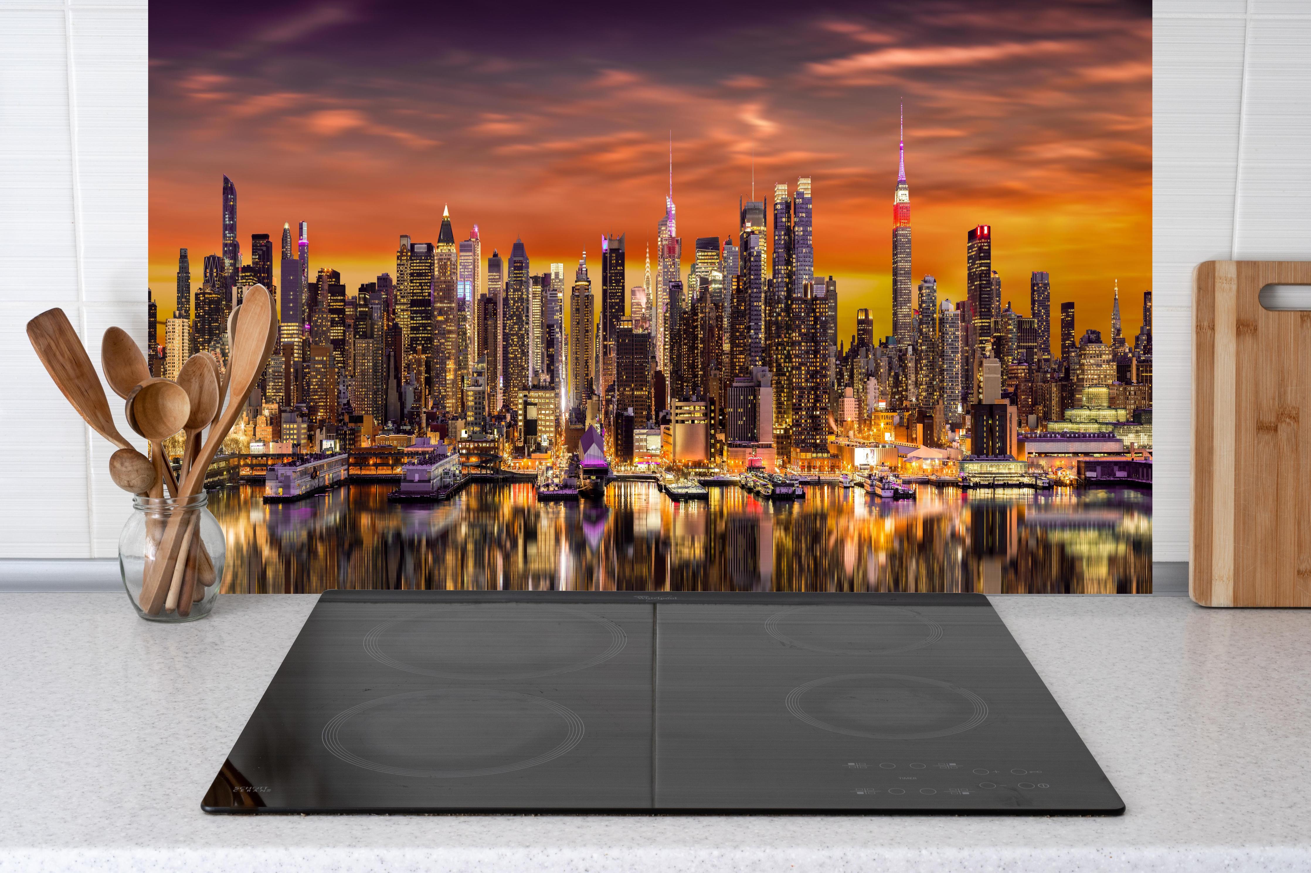 Küche - New York Skyline Sonnenuntergang hinter Cerankochfeld und Holz-Kochutensilien