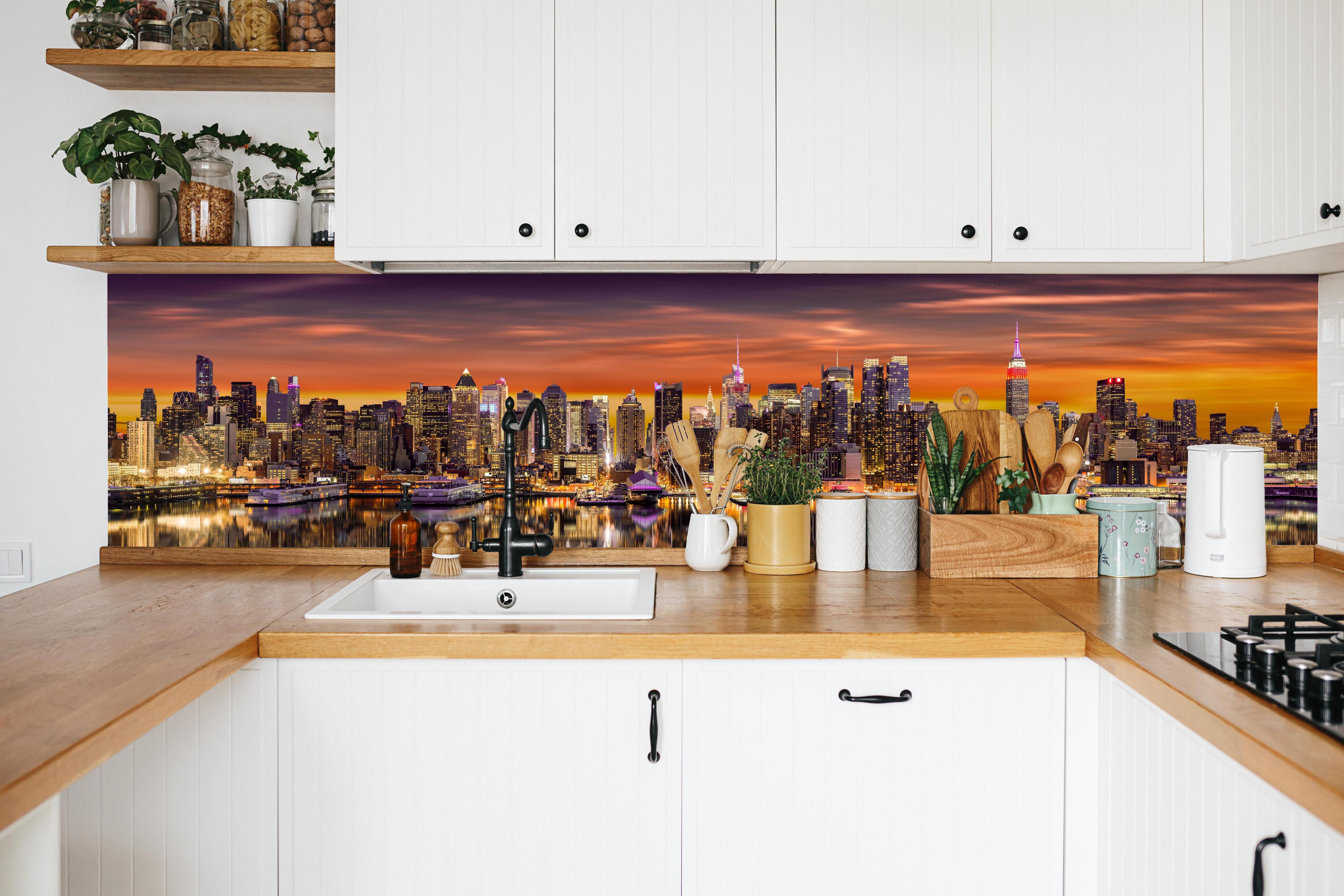 Küche - New York Skyline Sonnenuntergang in weißer Küche hinter Gewürzen und Kochlöffeln aus Holz