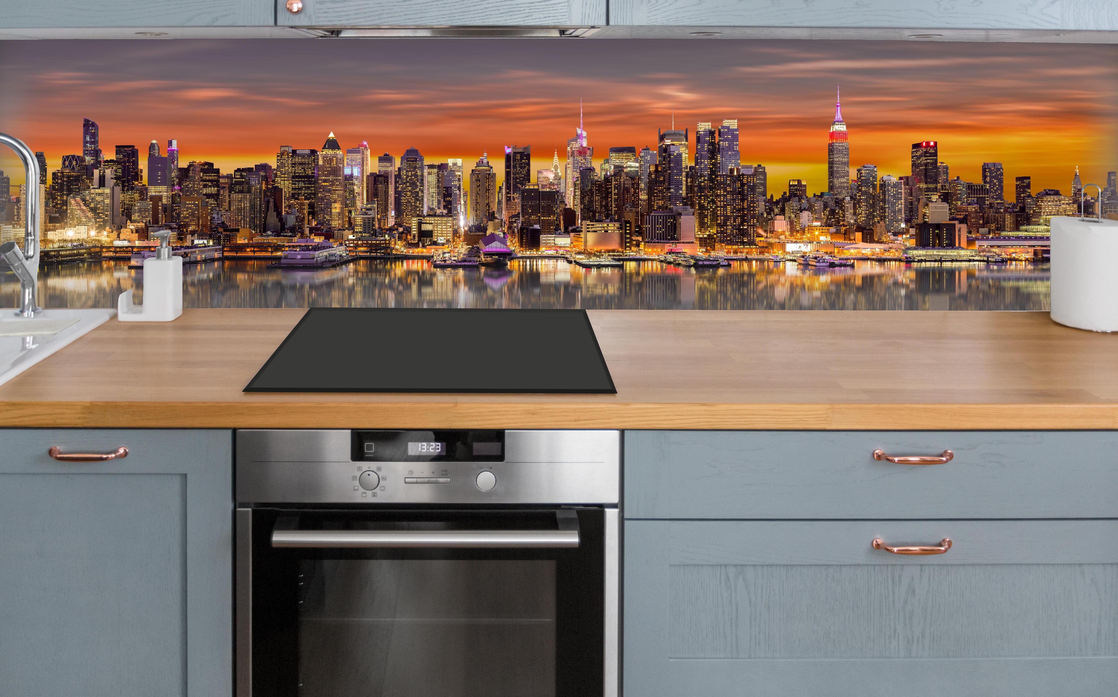 Küche - New York Skyline Sonnenuntergang über polierter Holzarbeitsplatte mit Cerankochfeld
