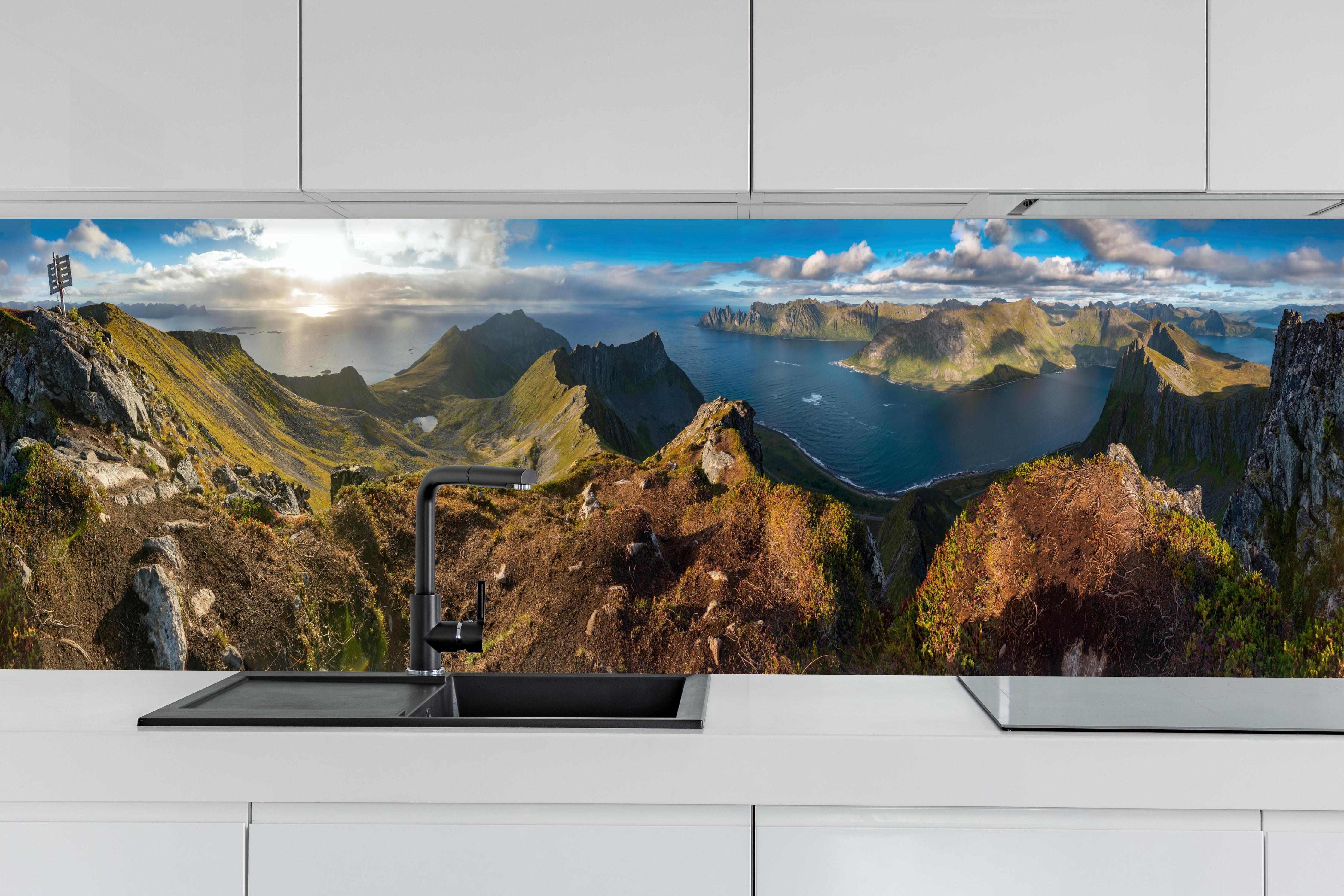 Küche - Nordisches Küstenpanorama Blau-Grün hinter weißen Hochglanz-Küchenregalen und schwarzem Wasserhahn