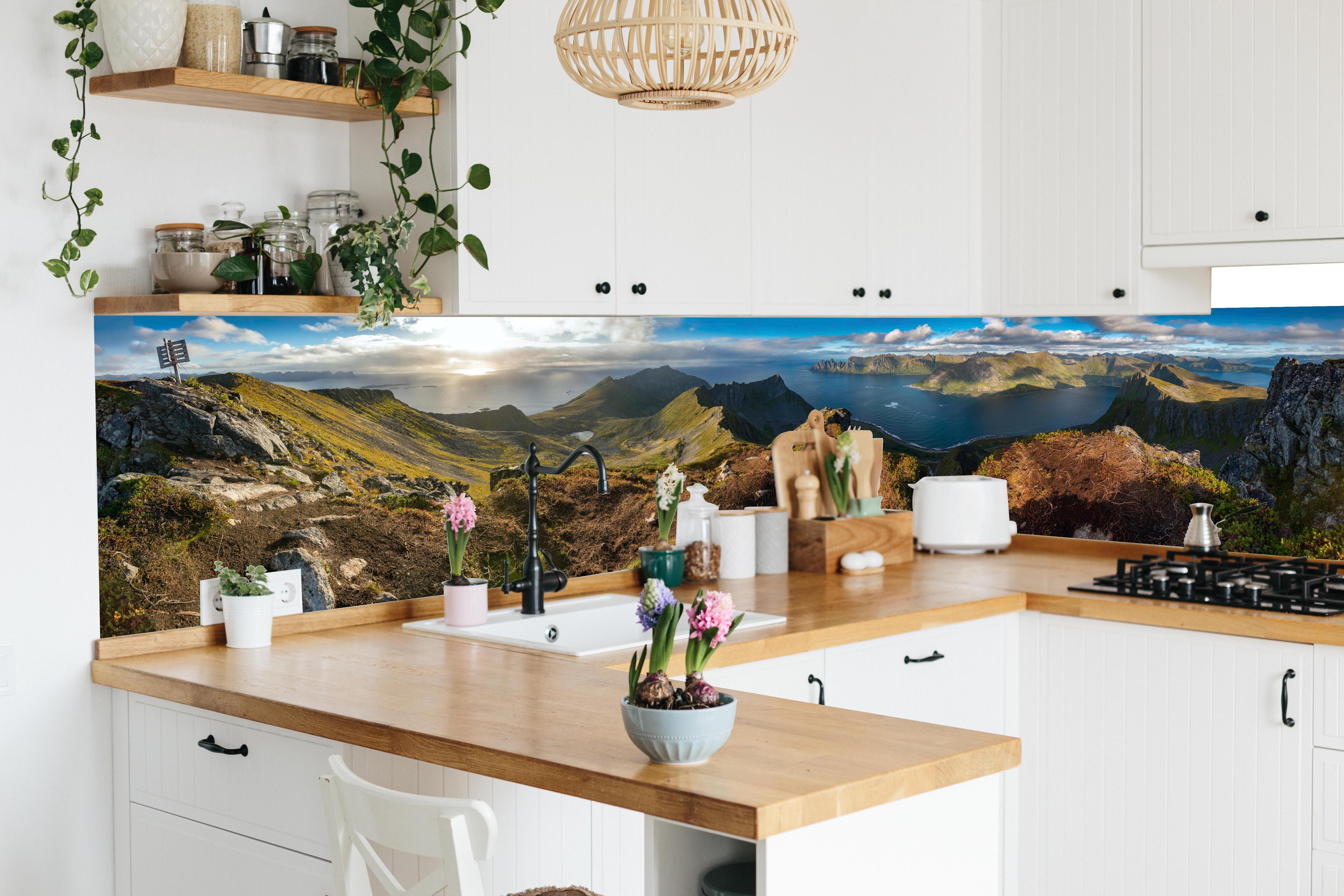 Küche - Nordisches Küstenpanorama Blau-Grün in lebendiger Küche mit bunten Blumen