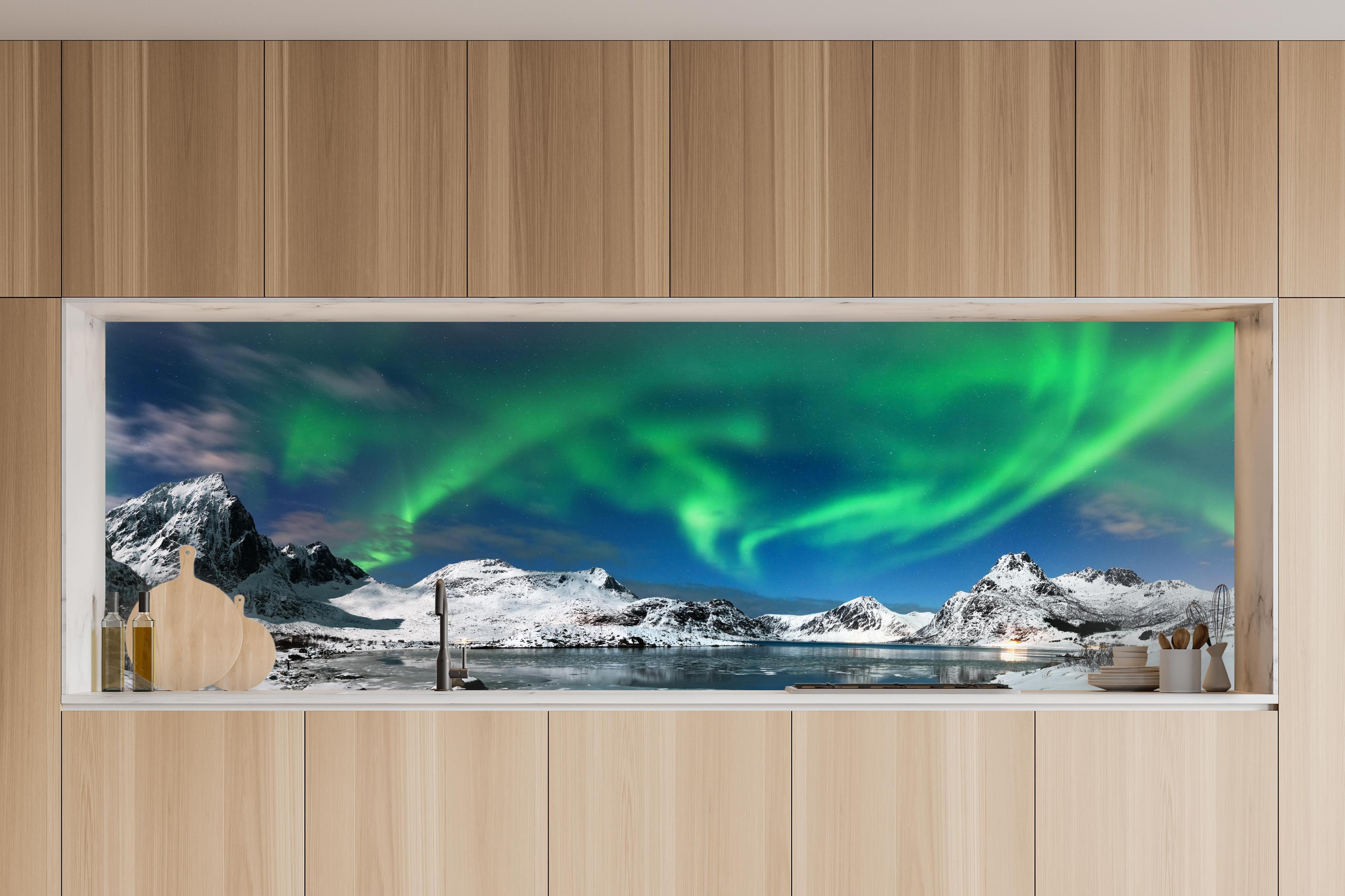 Küche - Nordlicht über verschneitem Fjord in charakteristischer Vollholz-Küche mit modernem Gasherd