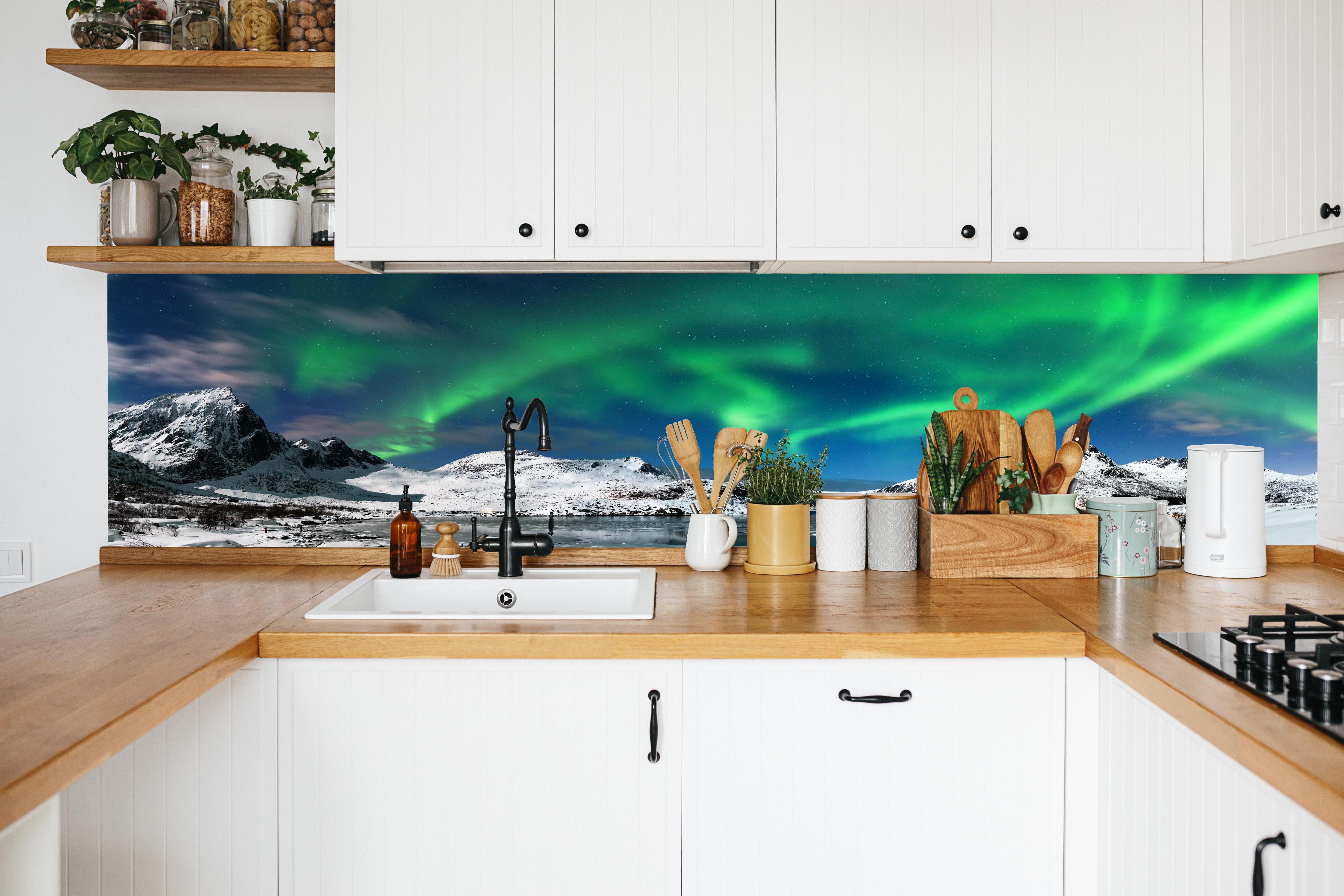 Küche - Nordlicht über verschneitem Fjord in weißer Küche hinter Gewürzen und Kochlöffeln aus Holz