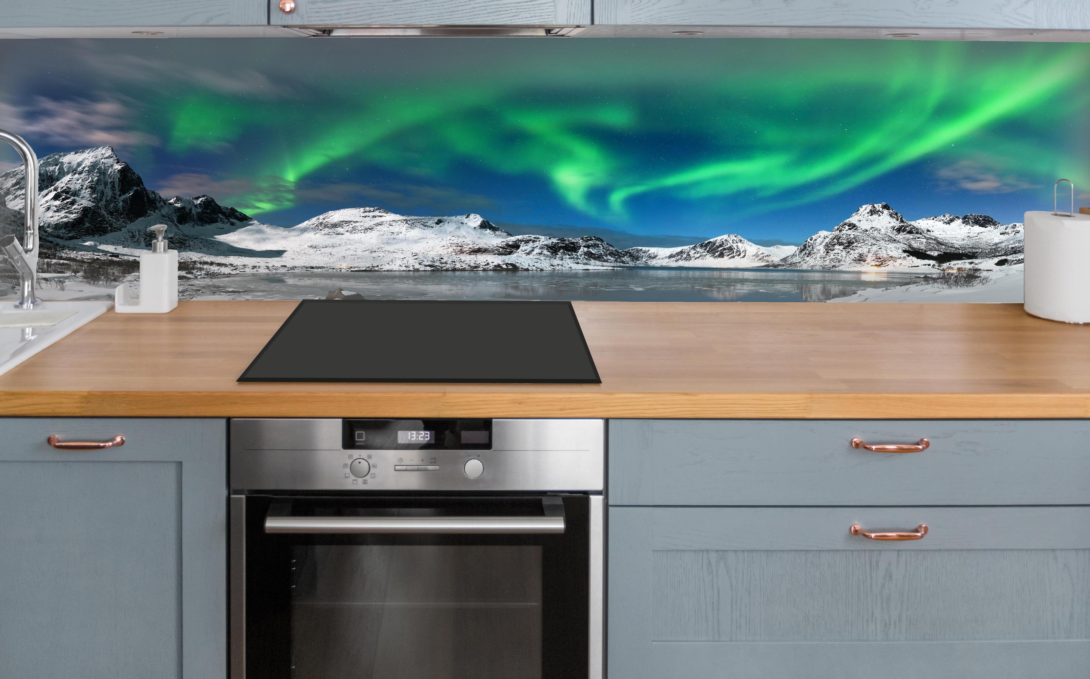 Küche - Nordlicht über verschneitem Fjord über polierter Holzarbeitsplatte mit Cerankochfeld