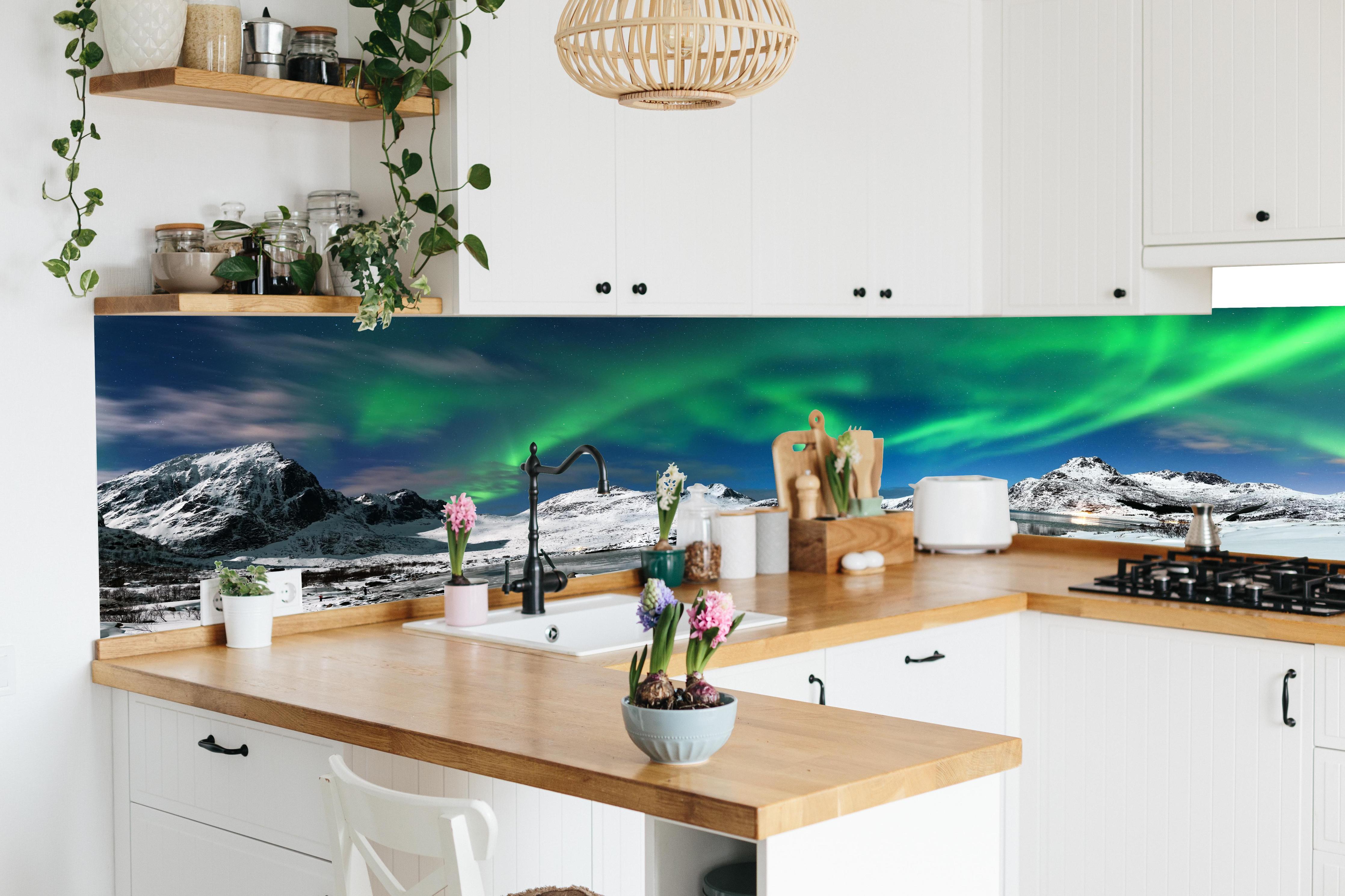 Küche - Nordlicht über verschneitem Fjord in lebendiger Küche mit bunten Blumen