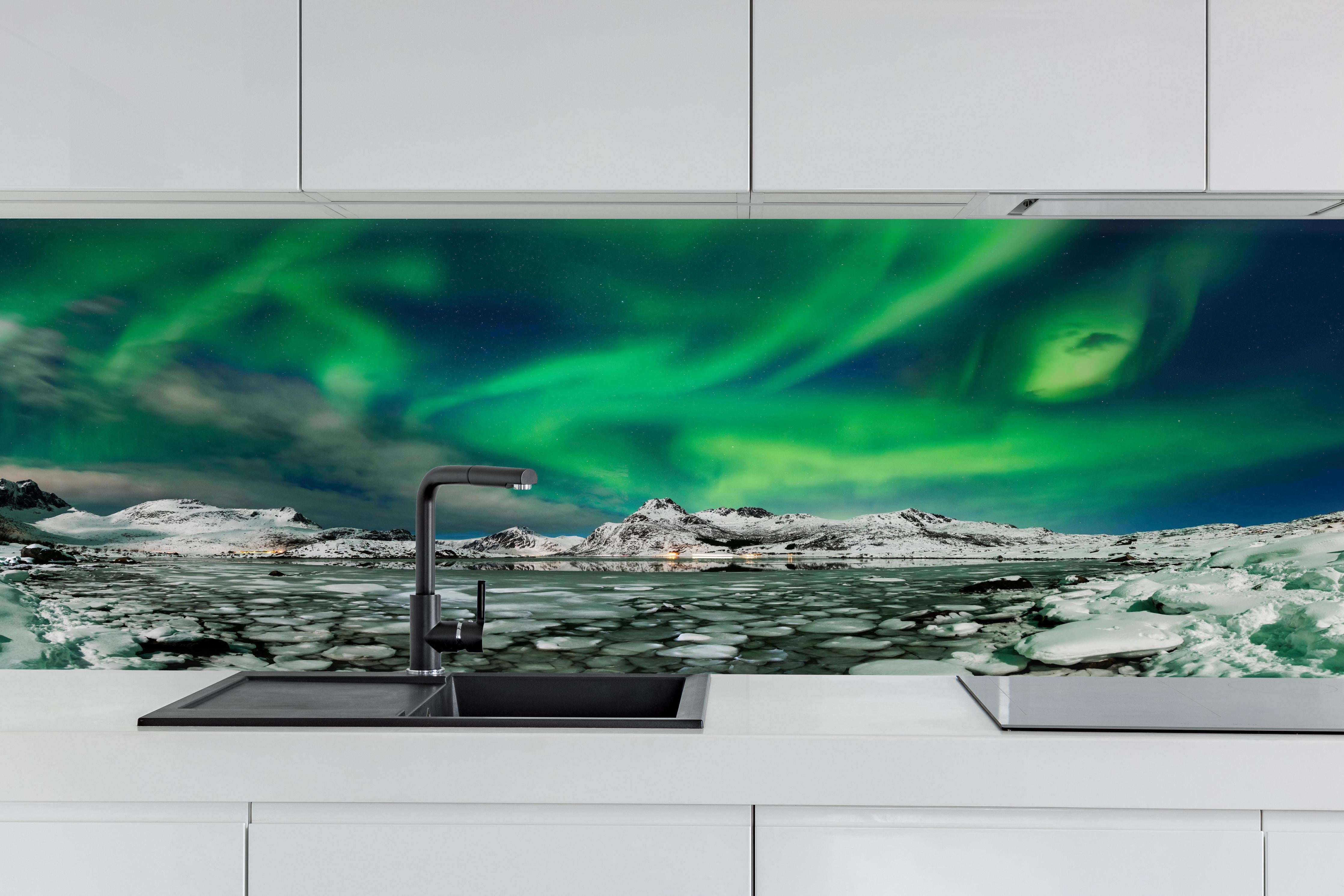 Küche - Nordlichter über arktischer Küste hinter weißen Hochglanz-Küchenregalen und schwarzem Wasserhahn