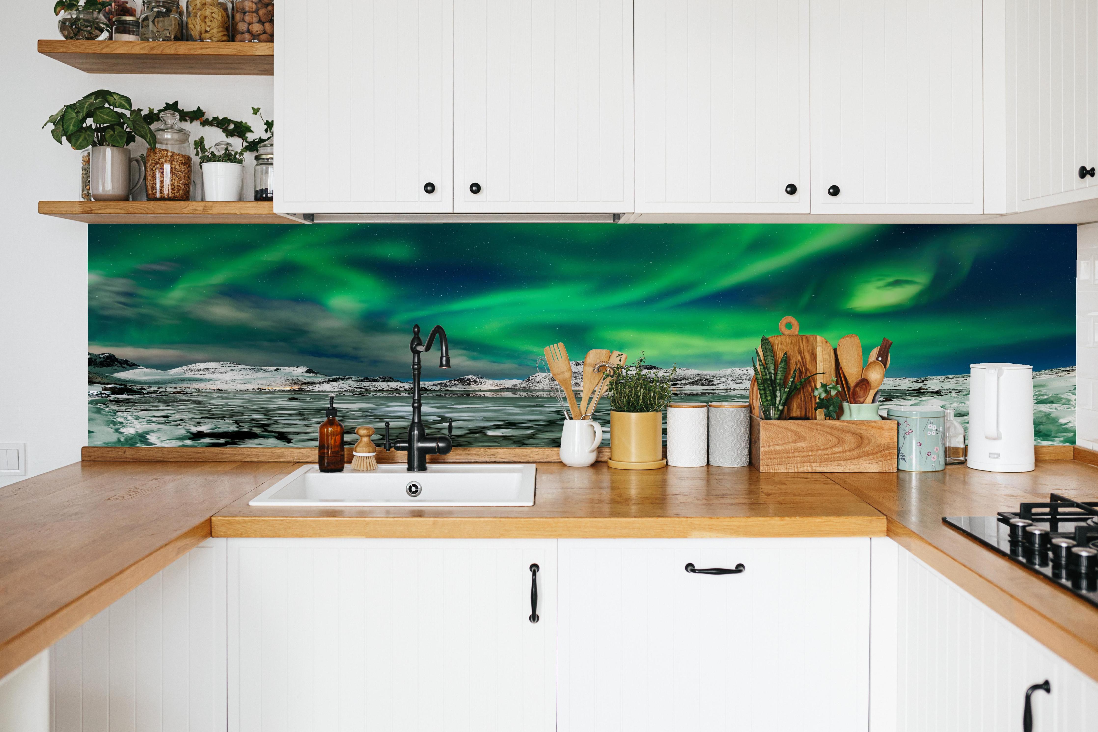 Küche - Nordlichter über arktischer Küste in weißer Küche hinter Gewürzen und Kochlöffeln aus Holz