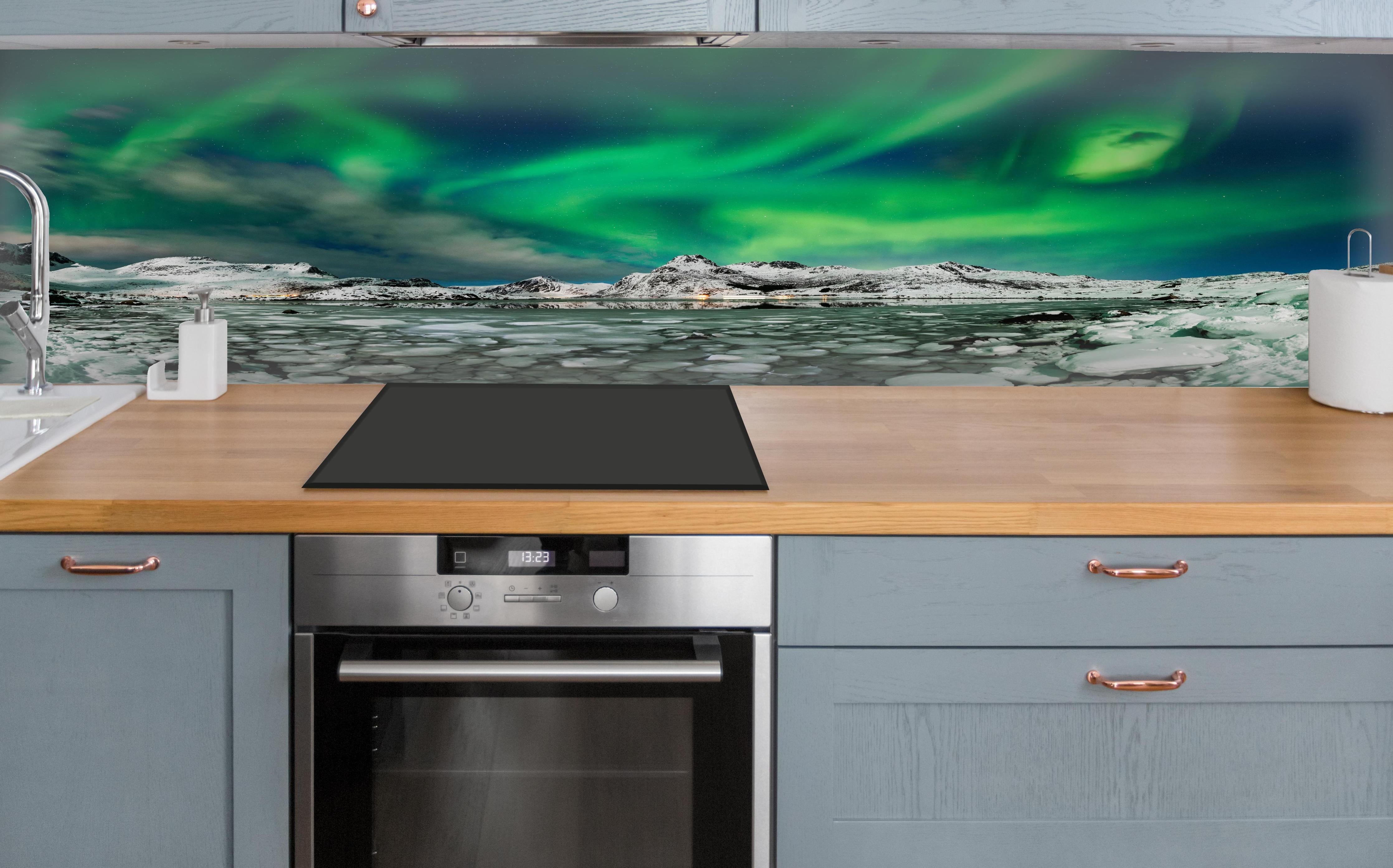 Küche - Nordlichter über arktischer Küste über polierter Holzarbeitsplatte mit Cerankochfeld