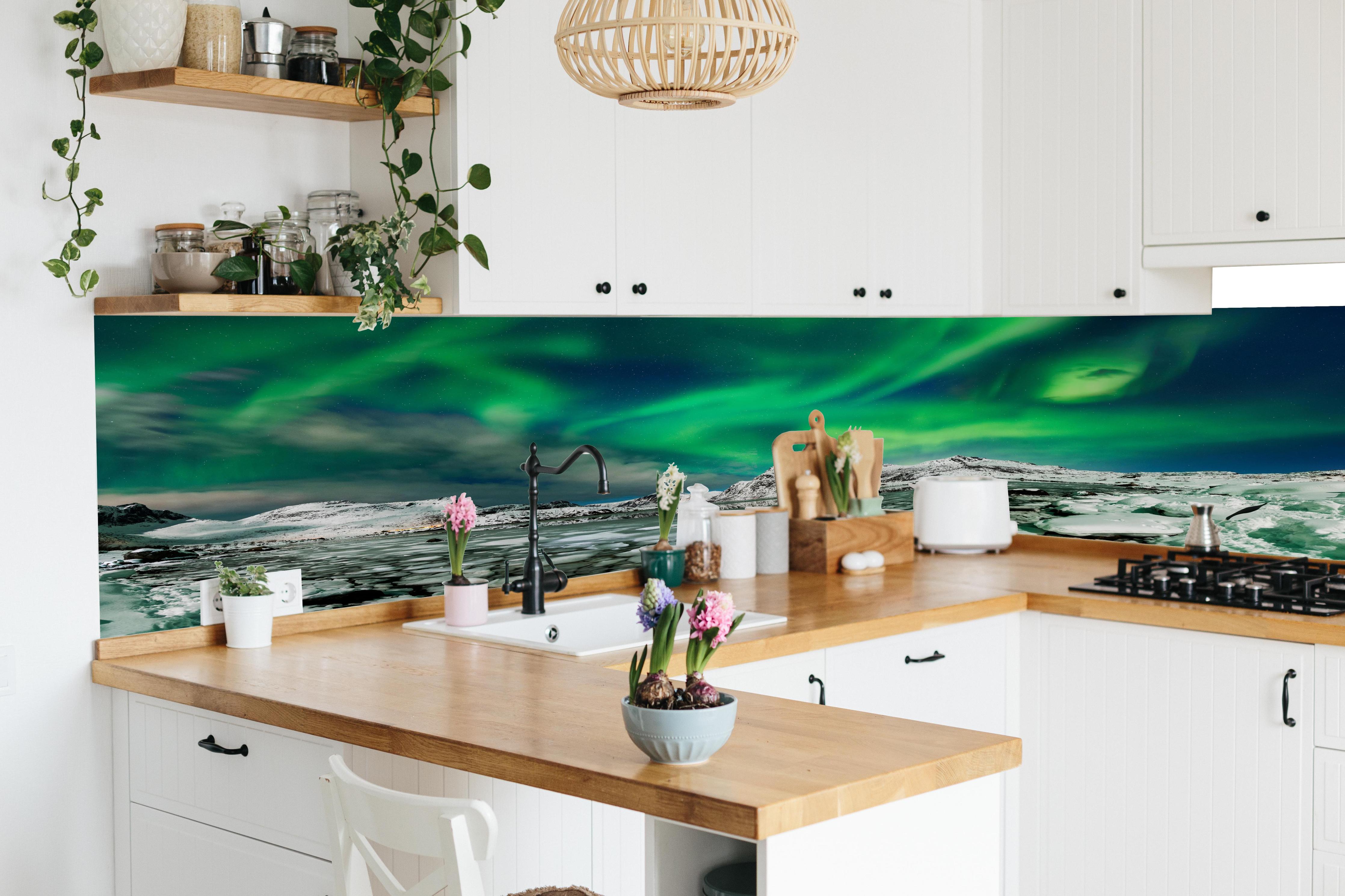 Küche - Nordlichter über arktischer Küste in lebendiger Küche mit bunten Blumen