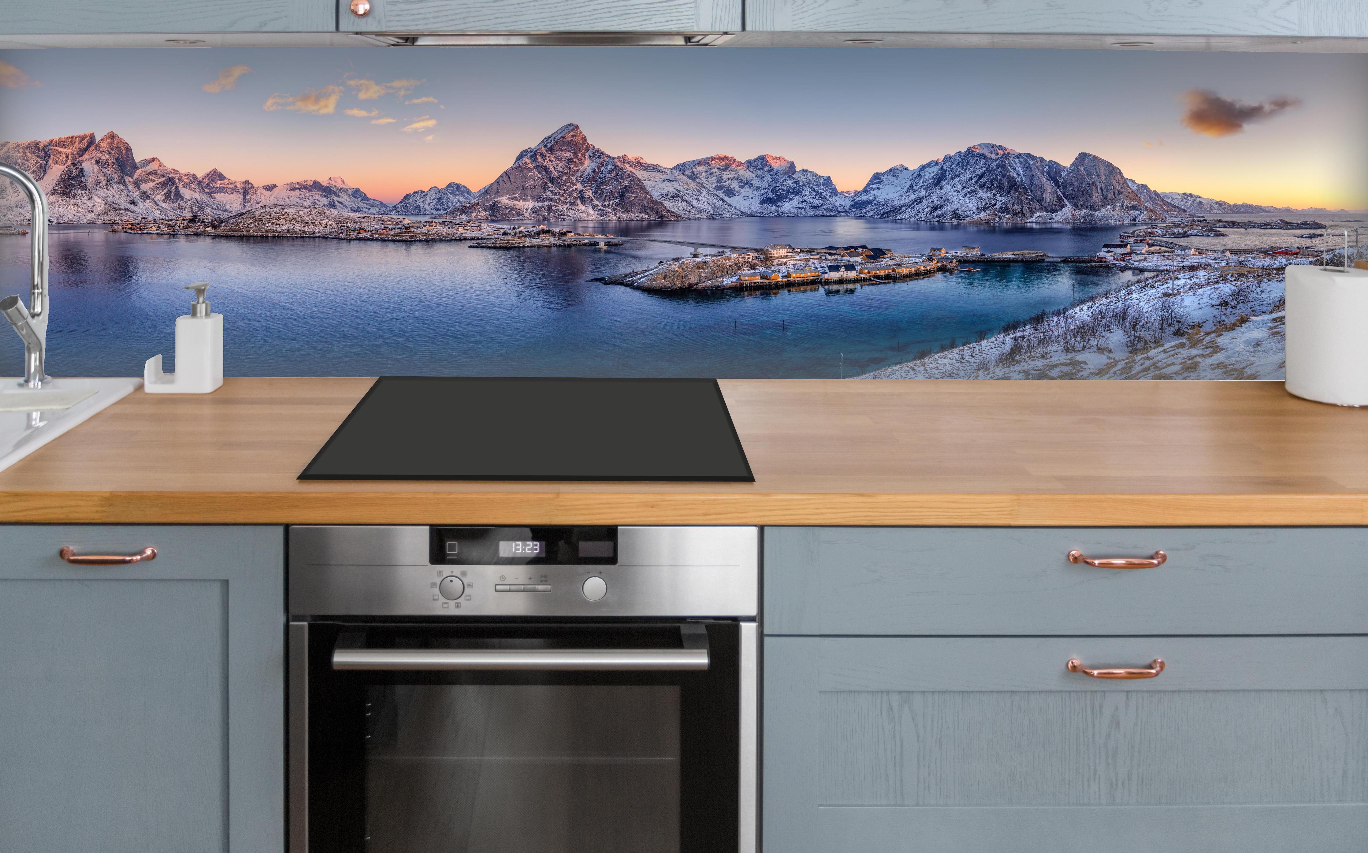 Küche - Norwegen Fjord Panorama Blau-Weiß über polierter Holzarbeitsplatte mit Cerankochfeld