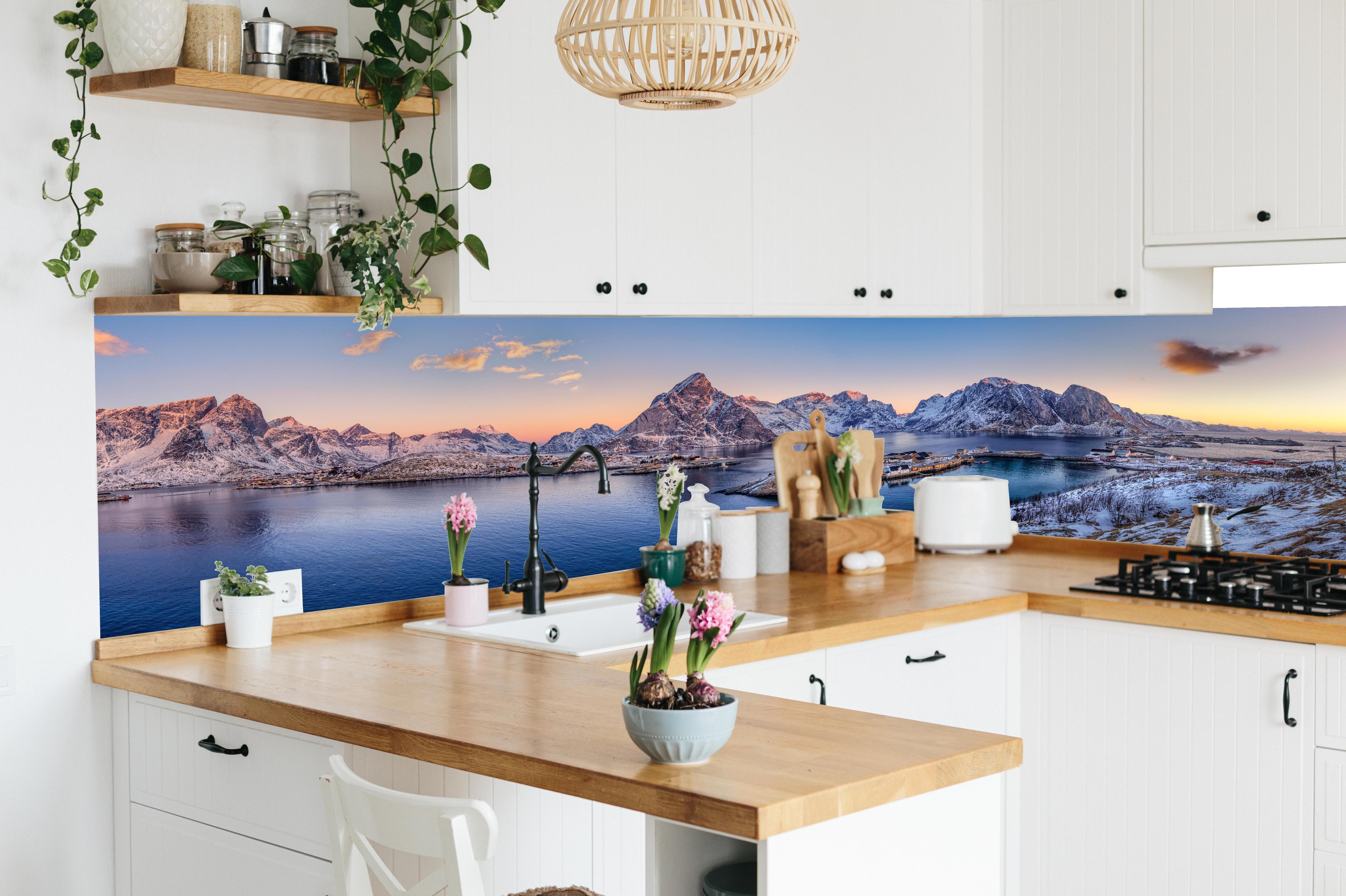 Küche - Norwegen Fjord Panorama Blau-Weiß in lebendiger Küche mit bunten Blumen