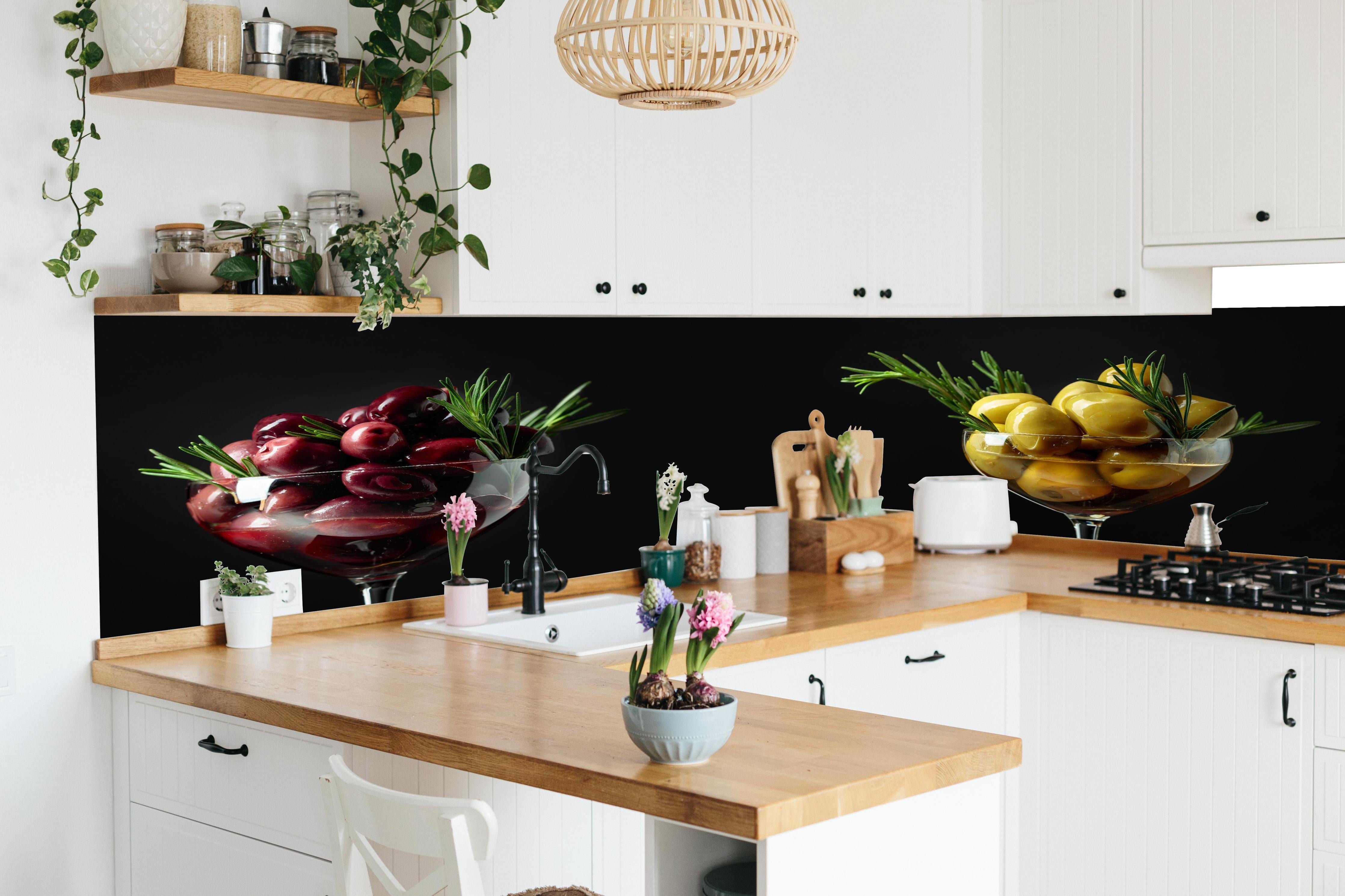 Küche - Oliven-Duo Rot und Gelb in lebendiger Küche mit bunten Blumen