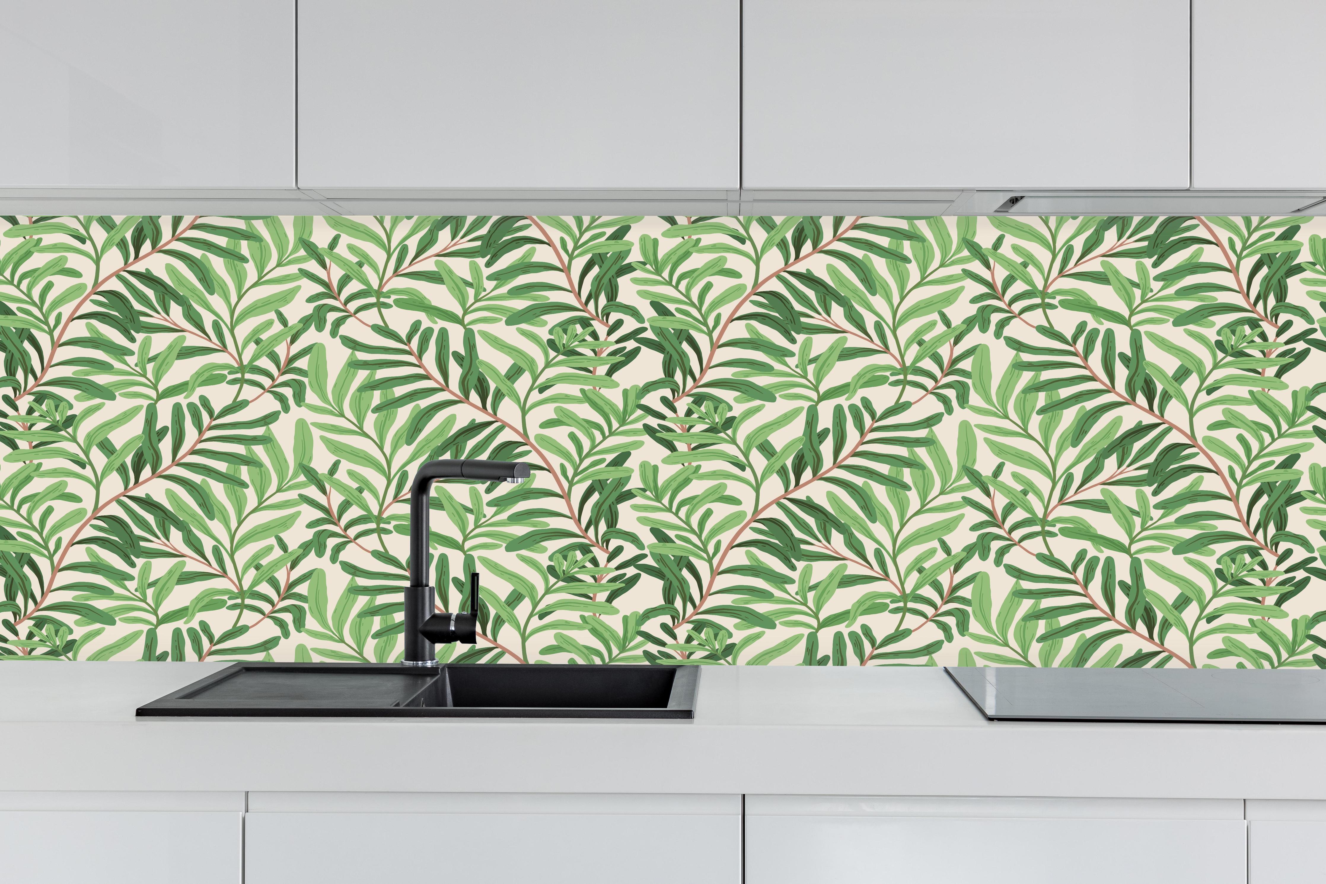 Küche - Olivenblätter Muster Grün-Beige hinter weißen Hochglanz-Küchenregalen und schwarzem Wasserhahn