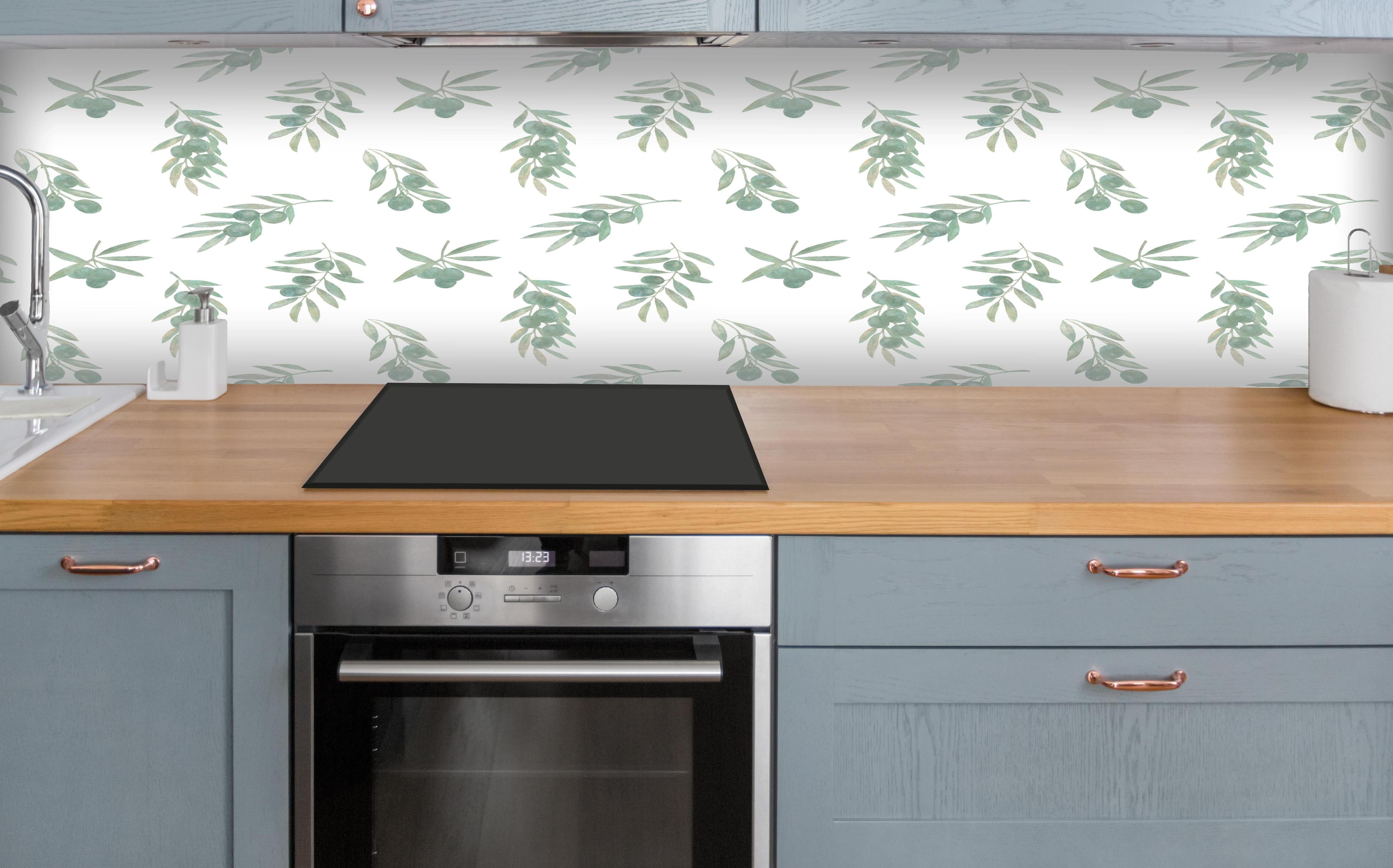 Küche - Olivenzweig Muster Weiß-Grün über polierter Holzarbeitsplatte mit Cerankochfeld