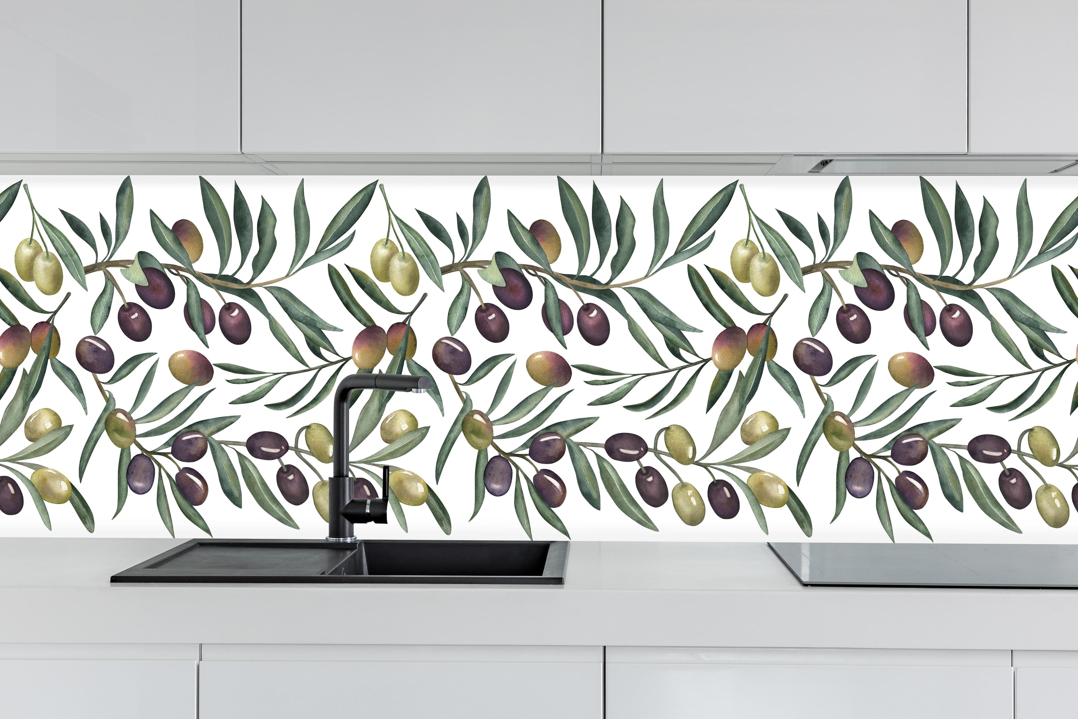 Küche - Olivenzweige Aquarell-Muster hinter weißen Hochglanz-Küchenregalen und schwarzem Wasserhahn