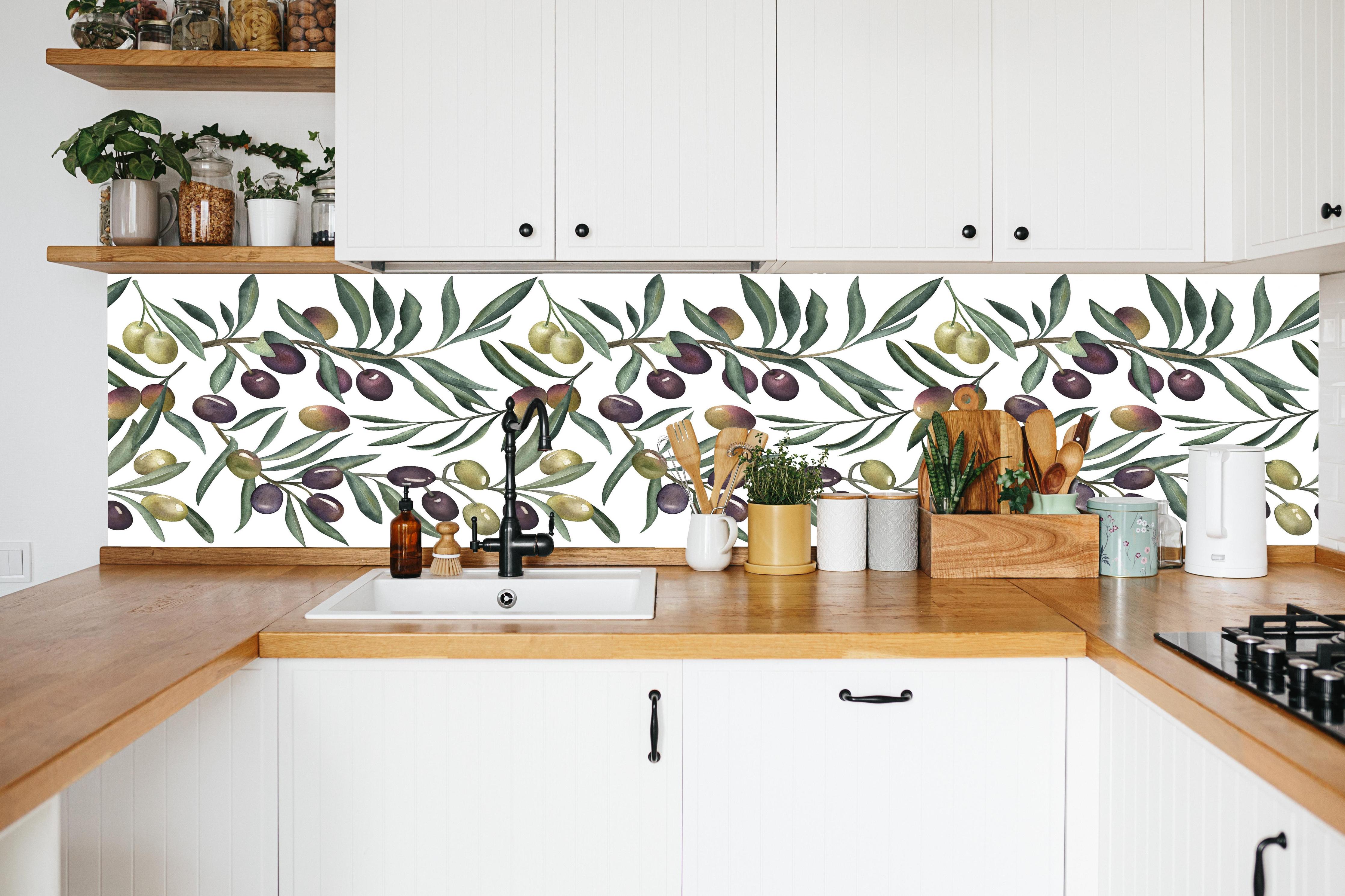 Küche - Olivenzweige Aquarell-Muster in weißer Küche hinter Gewürzen und Kochlöffeln aus Holz