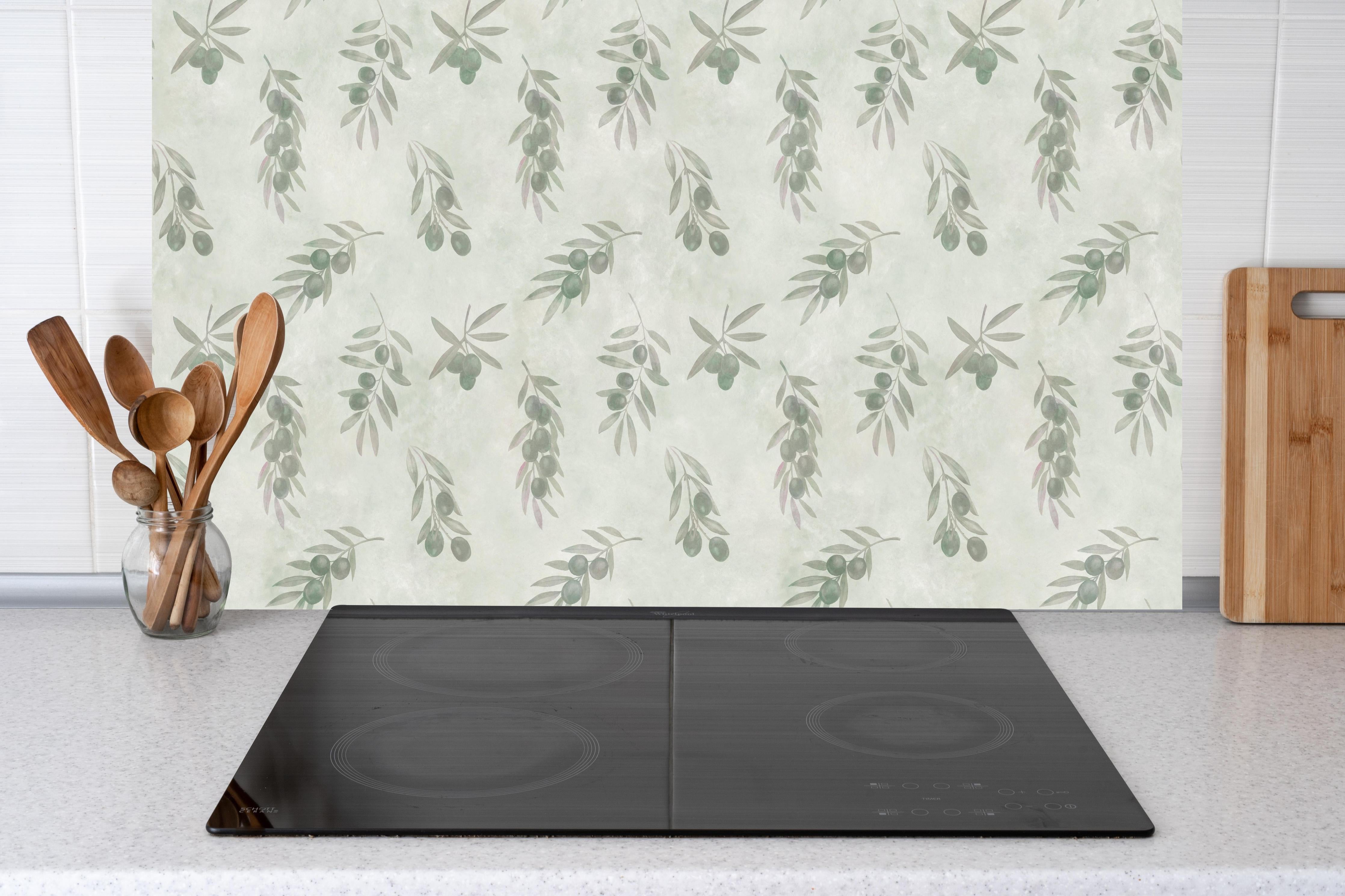 Küche - Olivenzweige Grün-Beige Muster hinter Cerankochfeld und Holz-Kochutensilien