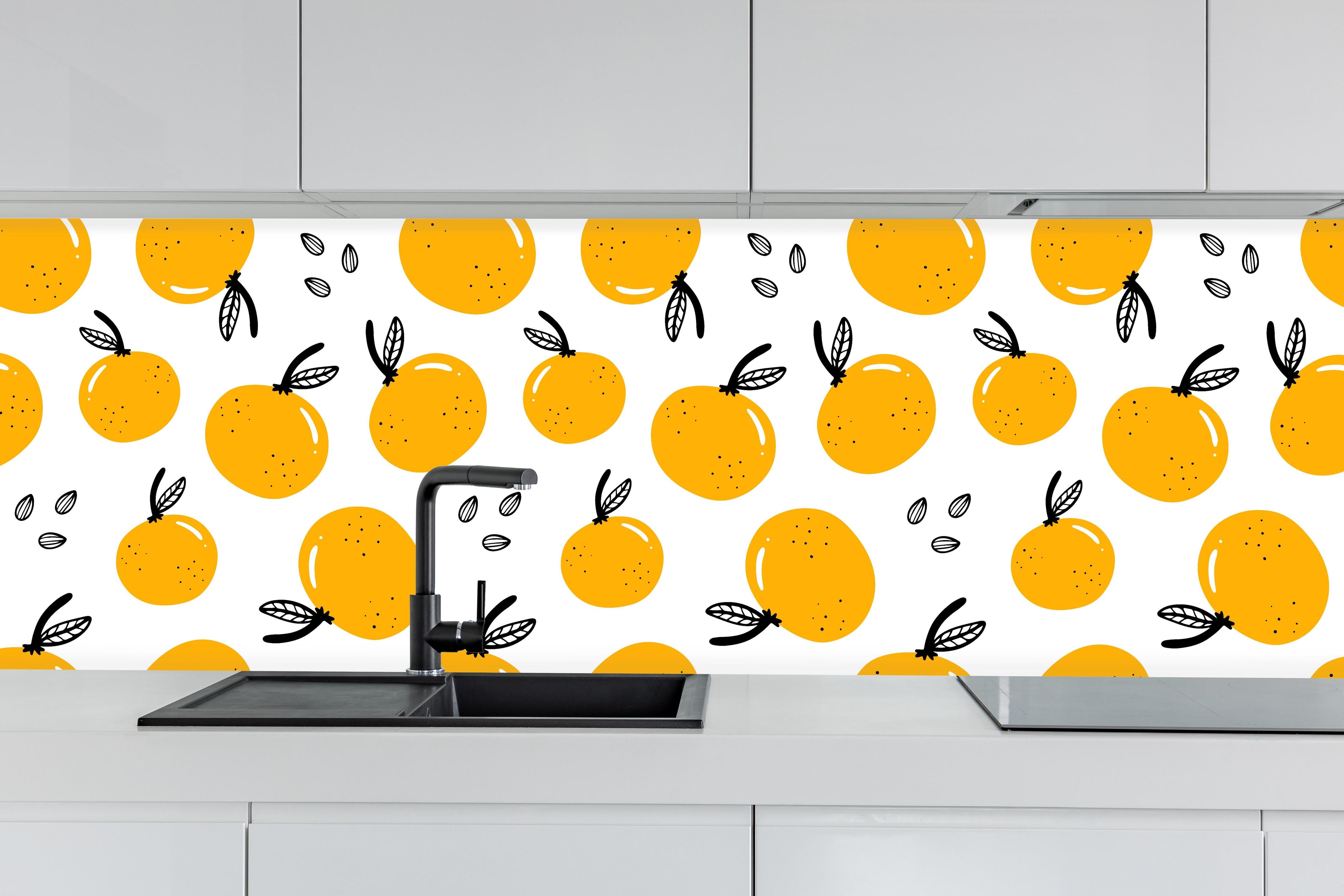 Küche - Orange Drops Citrus-Muster hinter weißen Hochglanz-Küchenregalen und schwarzem Wasserhahn