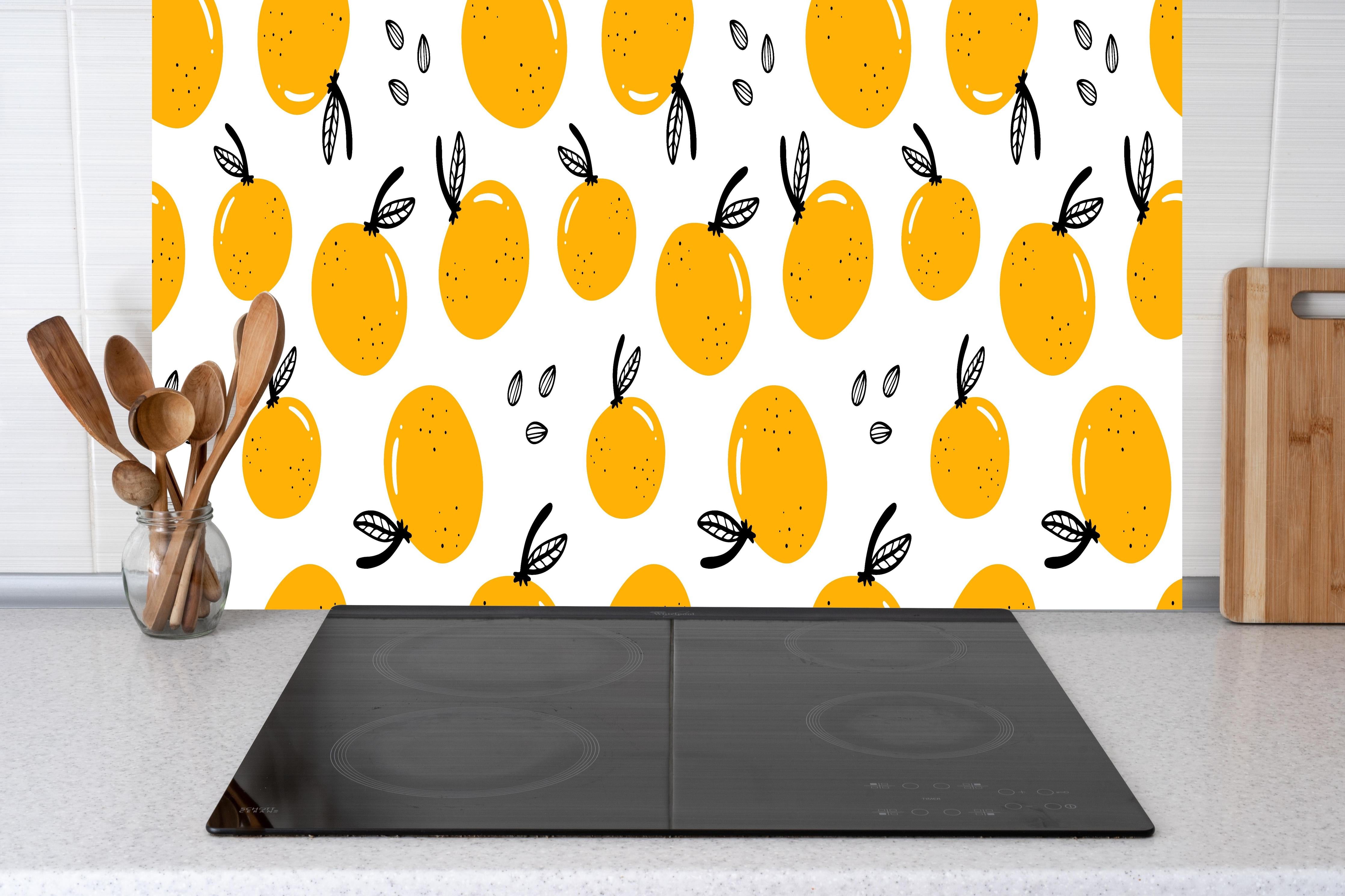 Küche - Orange Drops Citrus-Muster hinter Cerankochfeld und Holz-Kochutensilien