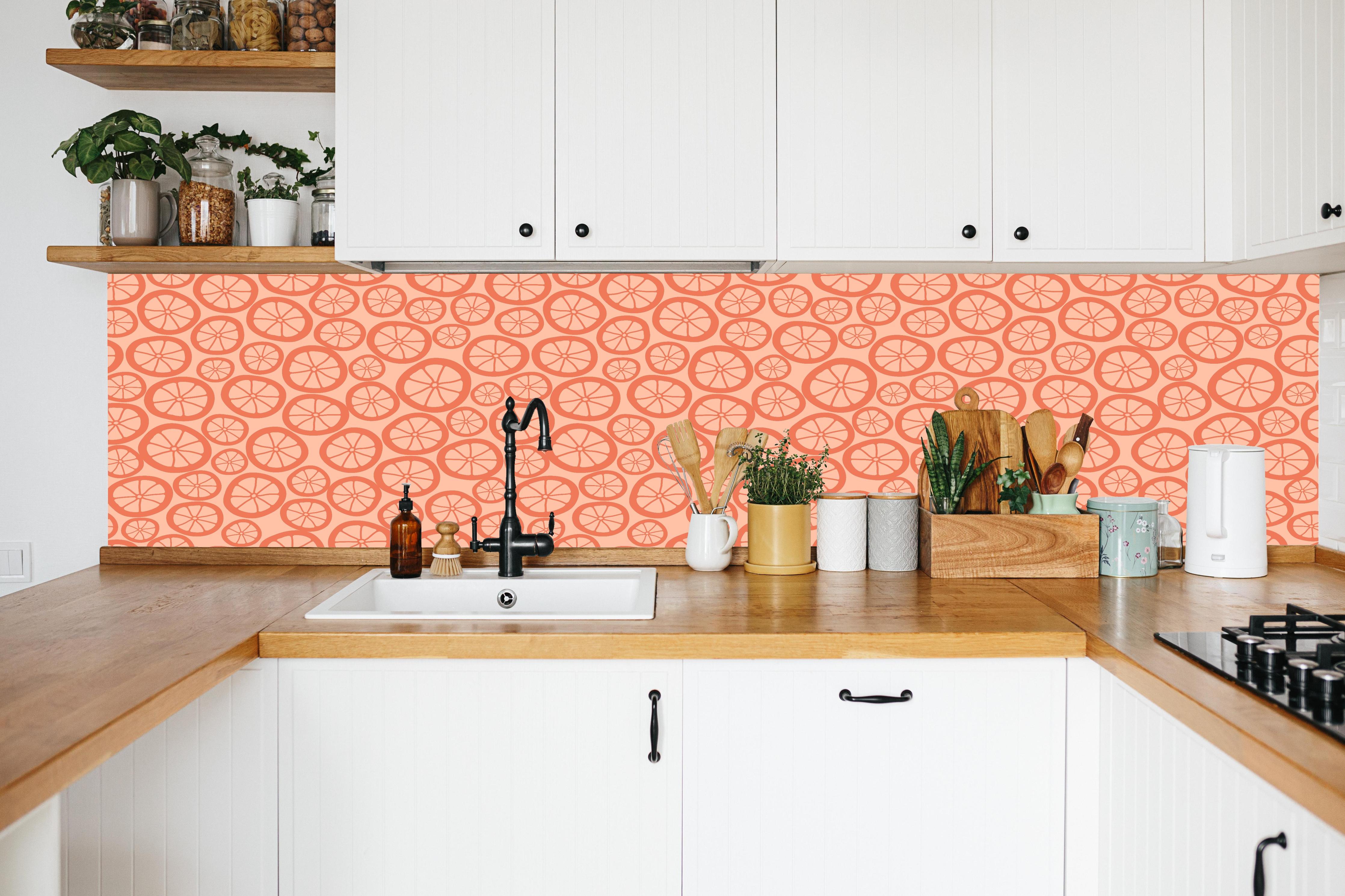 Küche - Orange Zitrus-Muster in weißer Küche hinter Gewürzen und Kochlöffeln aus Holz