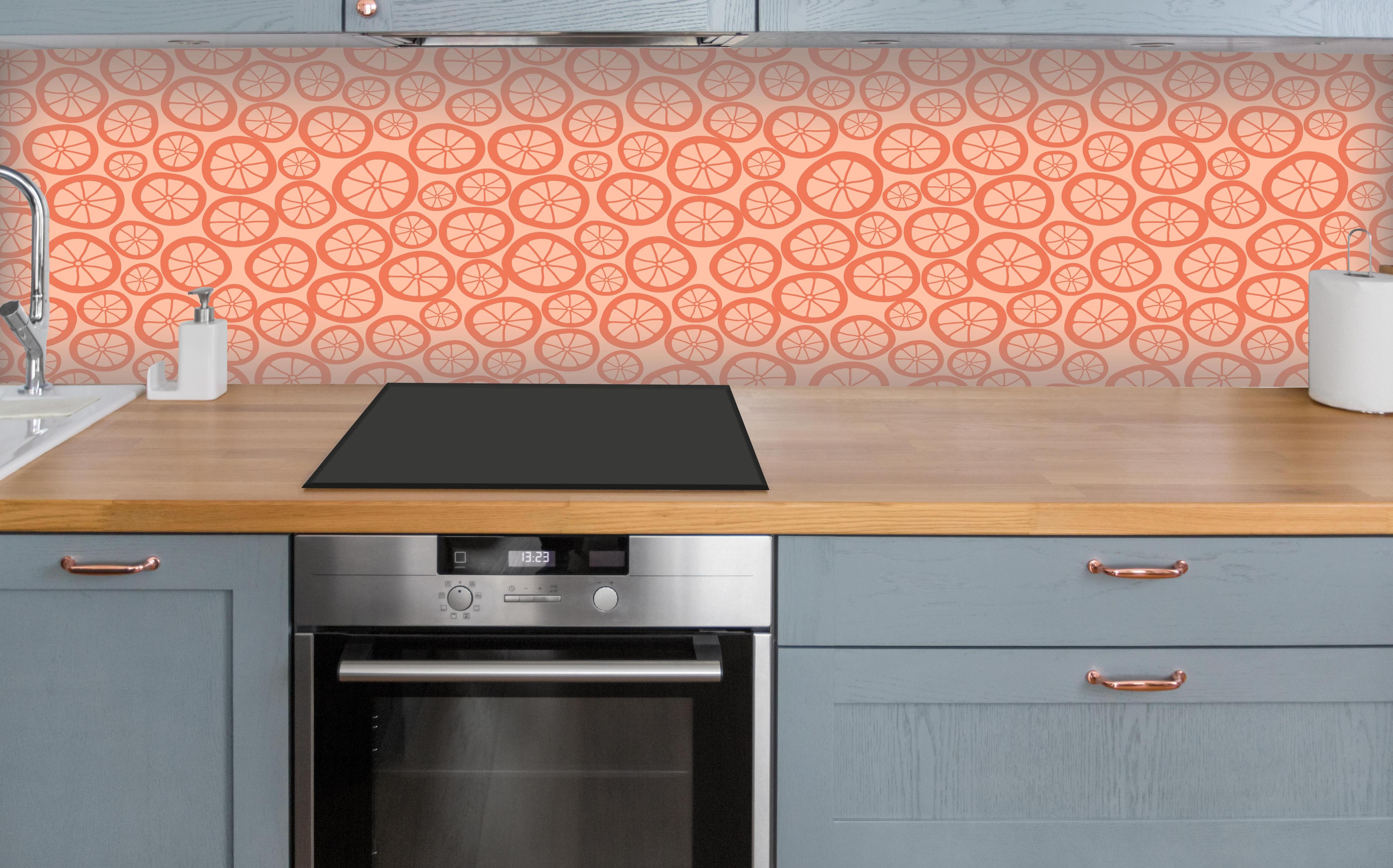 Küche - Orange Zitrus-Muster über polierter Holzarbeitsplatte mit Cerankochfeld